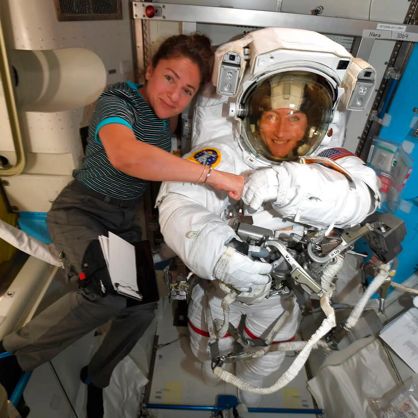 Astronauterne Jessica Meir (tv.) og Christina Koch (th.).
