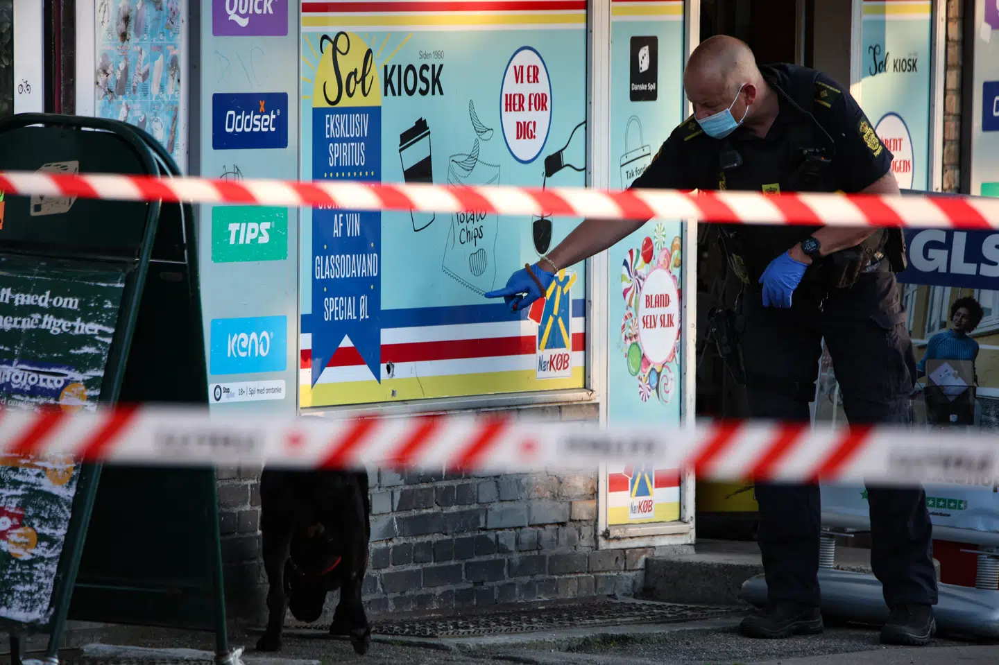 Politiet mener, at det dansk-svenske netværk står bag et håndgranatangreb mod en kiosk på Østerbro i august måned. Ingen kom til skade og en mand og en kvinde er anholdt.