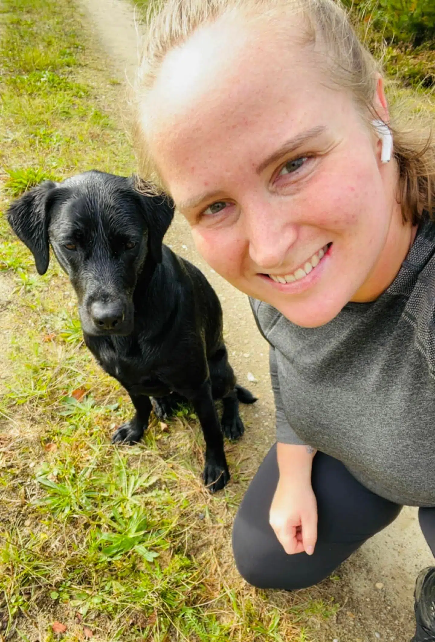 Her ses Laura og hendes labrador, der var med, da hun blev overfaldet af en ko