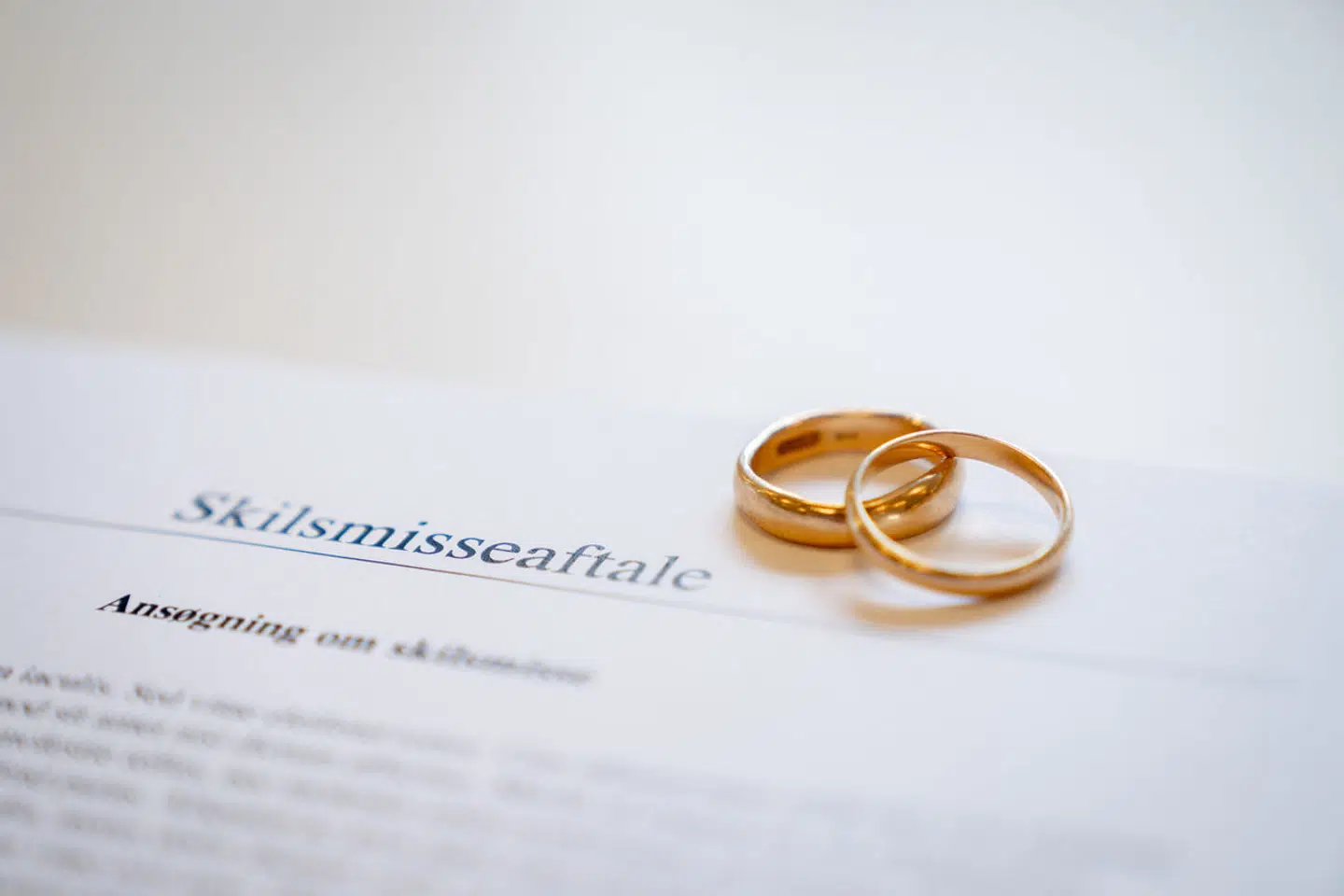 »Hvem har talt den forpligtende kærlighed, kernefamilie og ægteskabet som en samfundsbærende institution op?« spørger Julius Thorsøe.