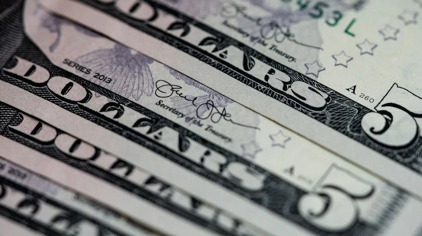 Fem-dollar seddel fotograferet den 28. august 2020