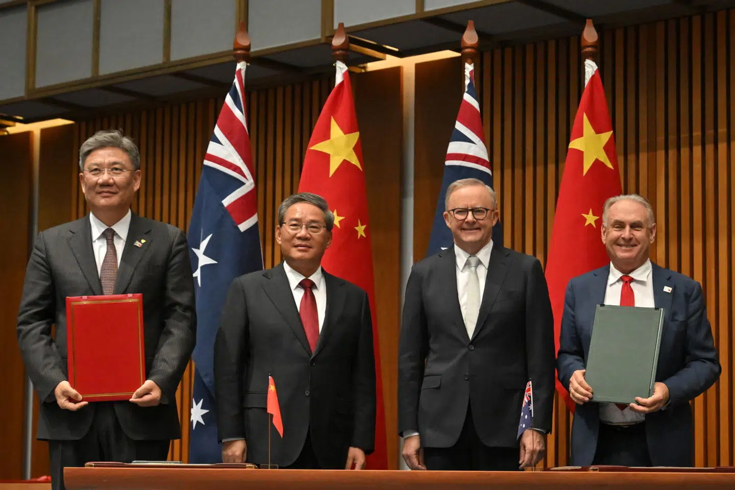 Skal vi slække lidt på kravene for at sikre, at 26 millioner australiere forbliver vores partnere i handel og i det bredere geopolitiske samarbejde, spørger Lars Løkke Rasmussen, Claus Jensen og Anne H. Steffensen. Her ses Kina og Australien underskrive en række aftaler om blandt andet handel og klima 17. juni 2024.