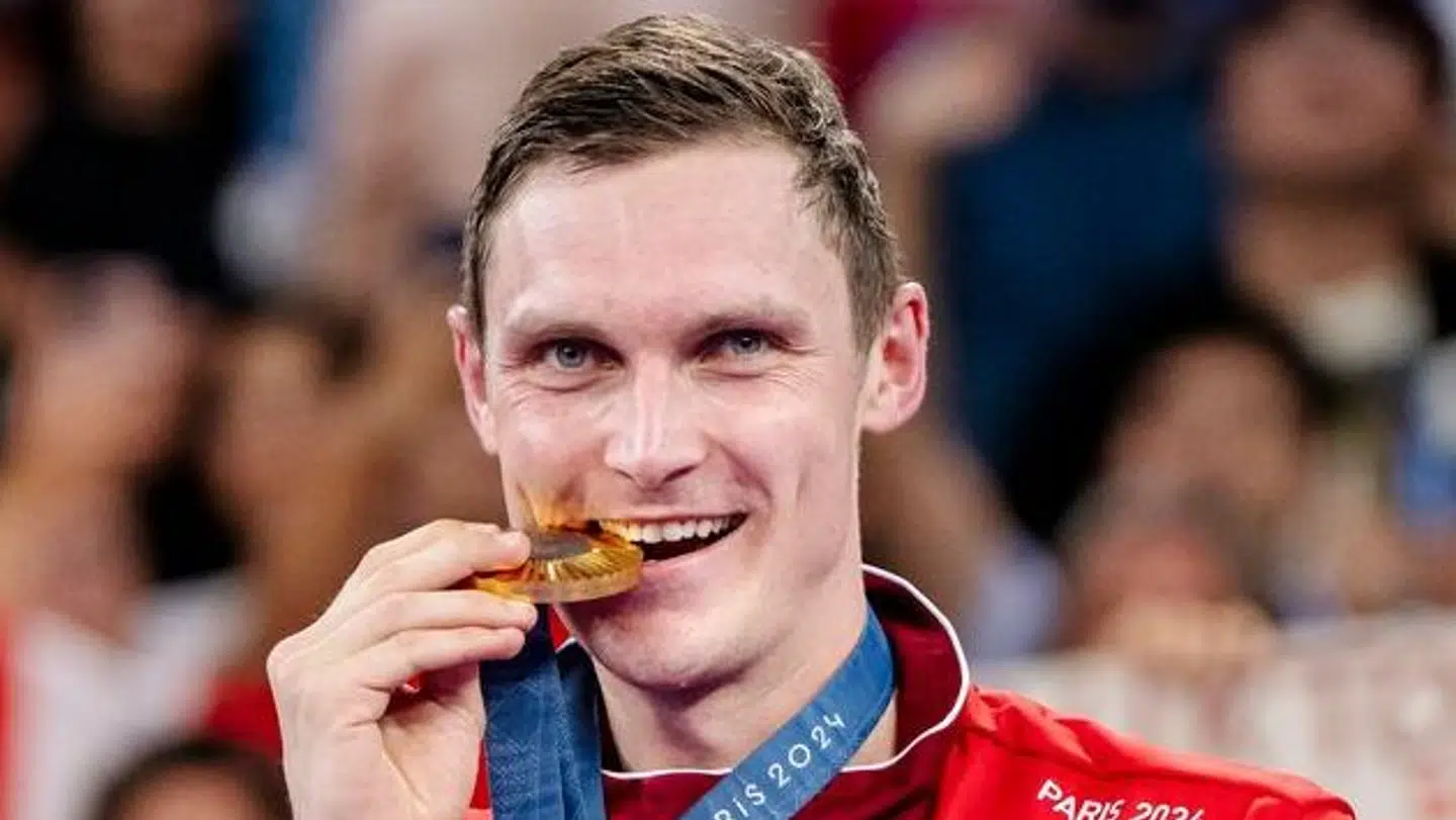Viktor Axelsen efter karrierens anden OL-sejr.