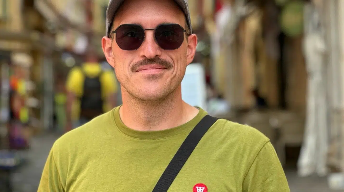 Kasper Pedersen har haft sine børn med til børnepride før, og forsvarer arrangementet. Privatfoto.