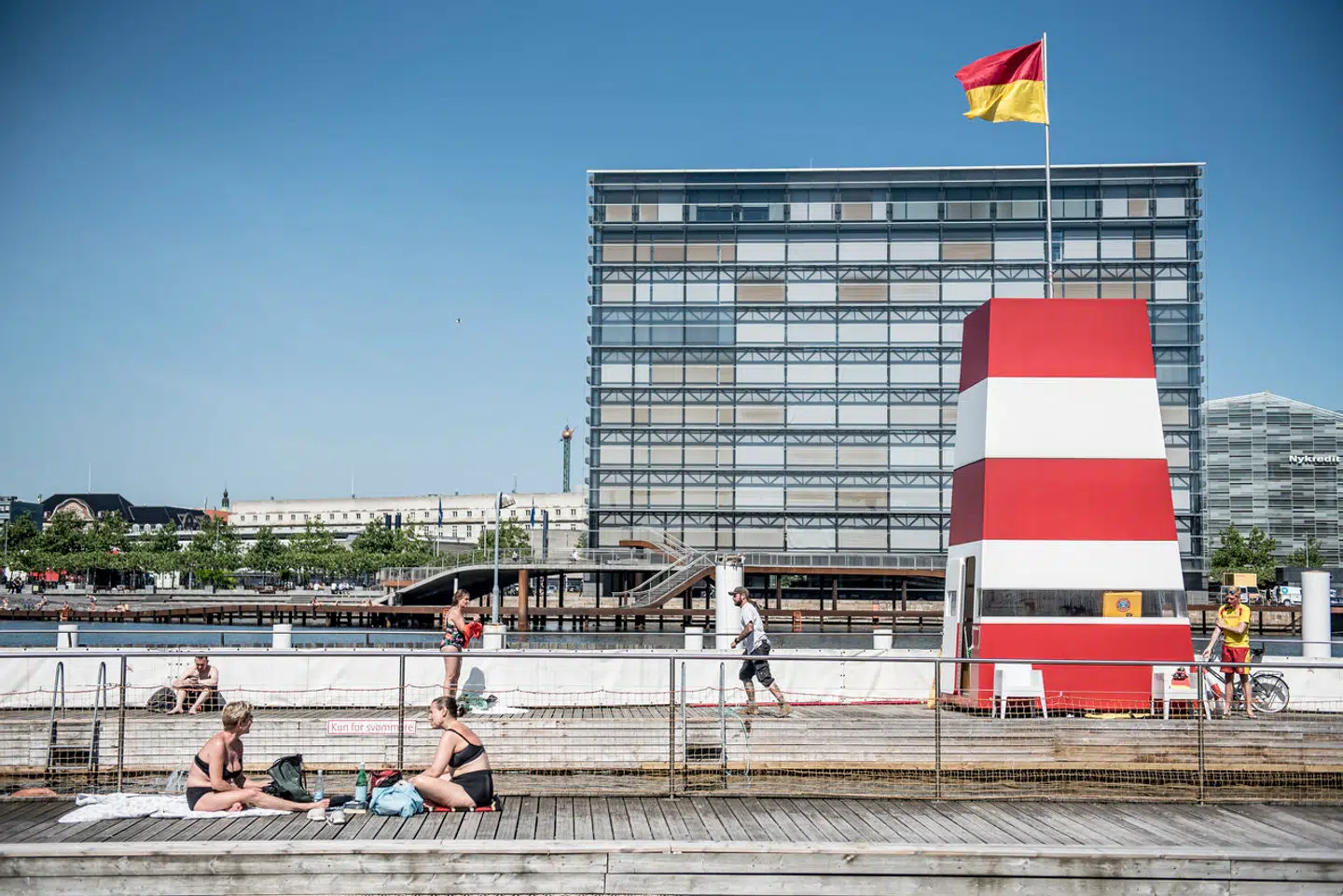 Københavns Kommune måler hver dag badevandskvaliteten. Ved alle badezoner er der enten flag eller en skærm, der viser, om vandkvaliteten er god nok til, at man roligt kan hoppe i.