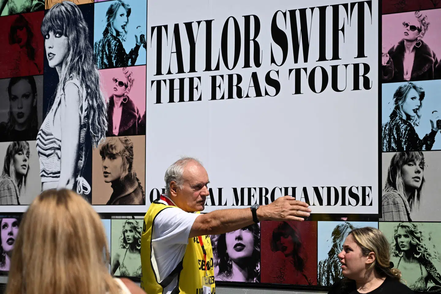 Eras-turnéen er allerede blevet den mest indbringende turné for en musiker nogensinde. I denne uge skulle koncerterne afholdes i Wien i Østrig, men det er blevet aflyst efter anholdelser af folk, der angiveligt har haft planer om et angreb til koncerterne.