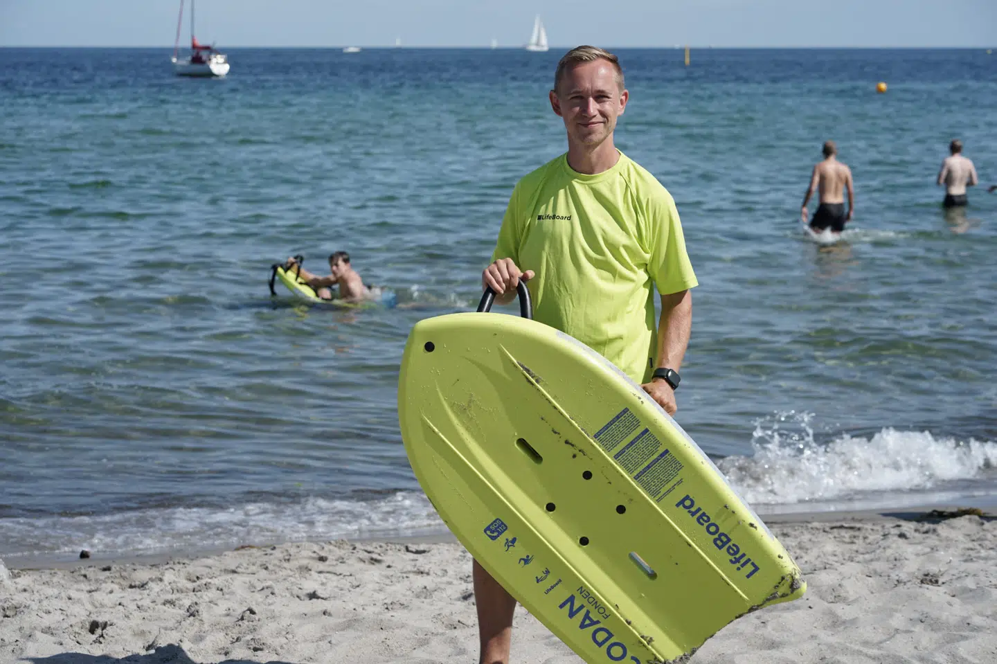 Medstifter af LifeBoard Mikkel Thomassen med et lifeboard i hånden. 200 lifeboards bliver i løbet af august opsat rundt på flere danske strande.