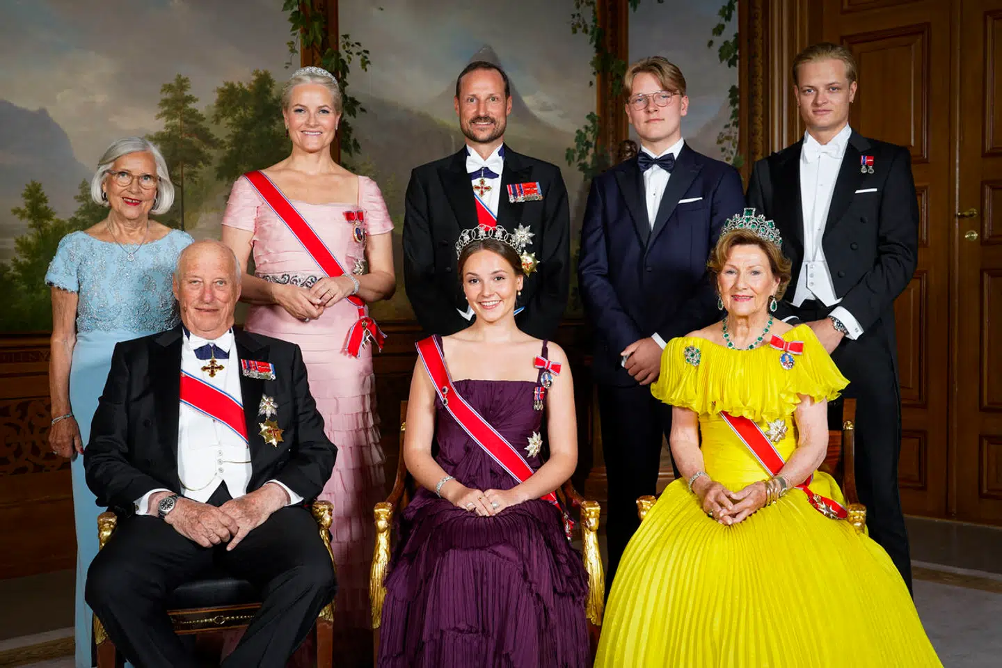 Her ses Marius Borg Høiby (øverst til højre) på et familiefoto af det norske kongehus' medlemmer fra juni 2022.