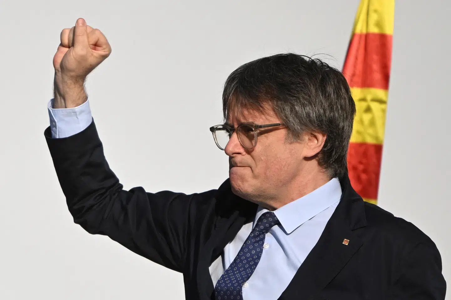 Carles Puigdemont knytter næven i gestus til støtter i Barcelona.