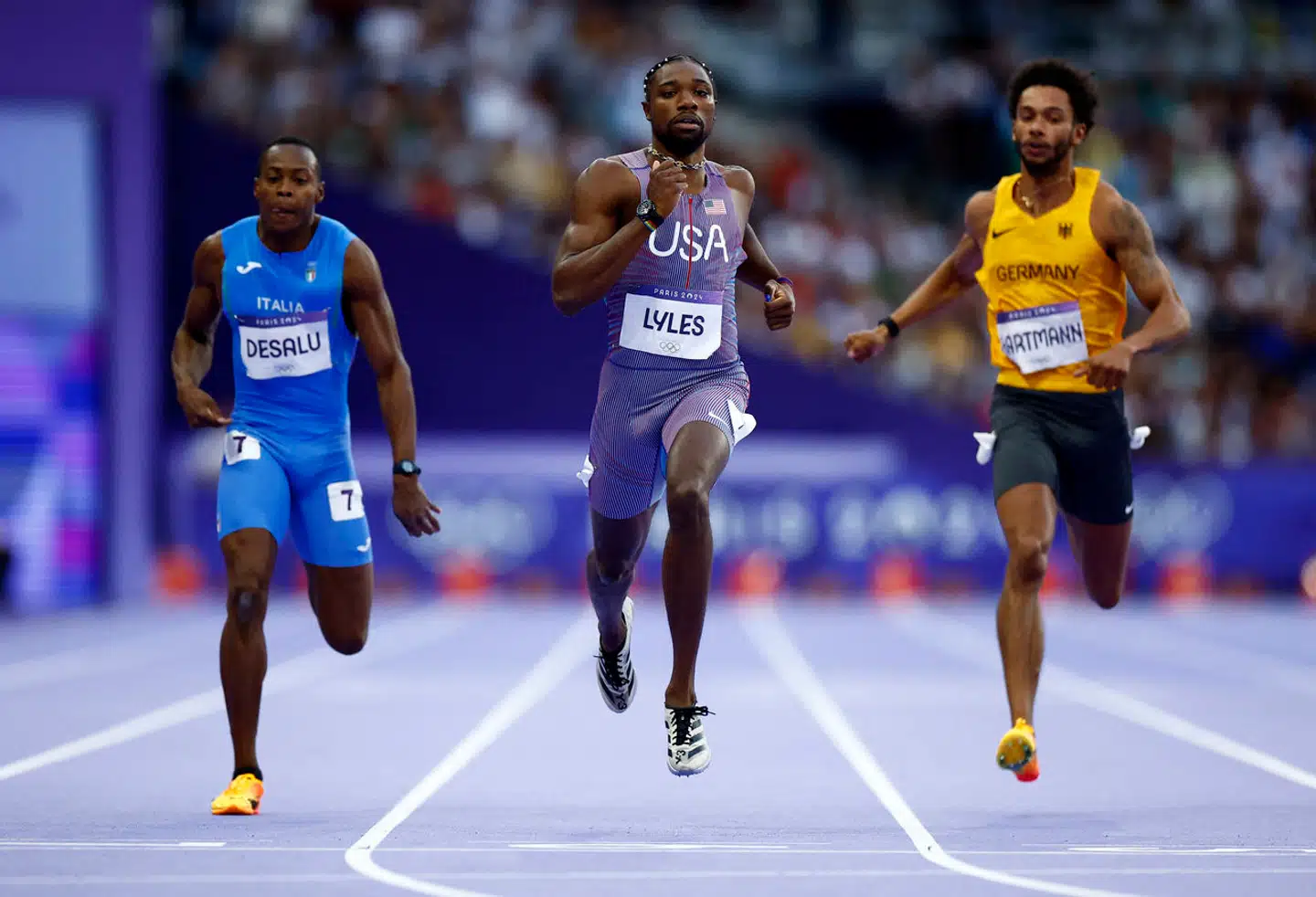 Der er mange mandlige sprintere, der har pulsure på under konkurrencerne ved OL, som her under semifinalen i 200-meterløb. Men de vejer både noget og skaber vindmodstand i en sport, hvor alle marginaler tæller.
