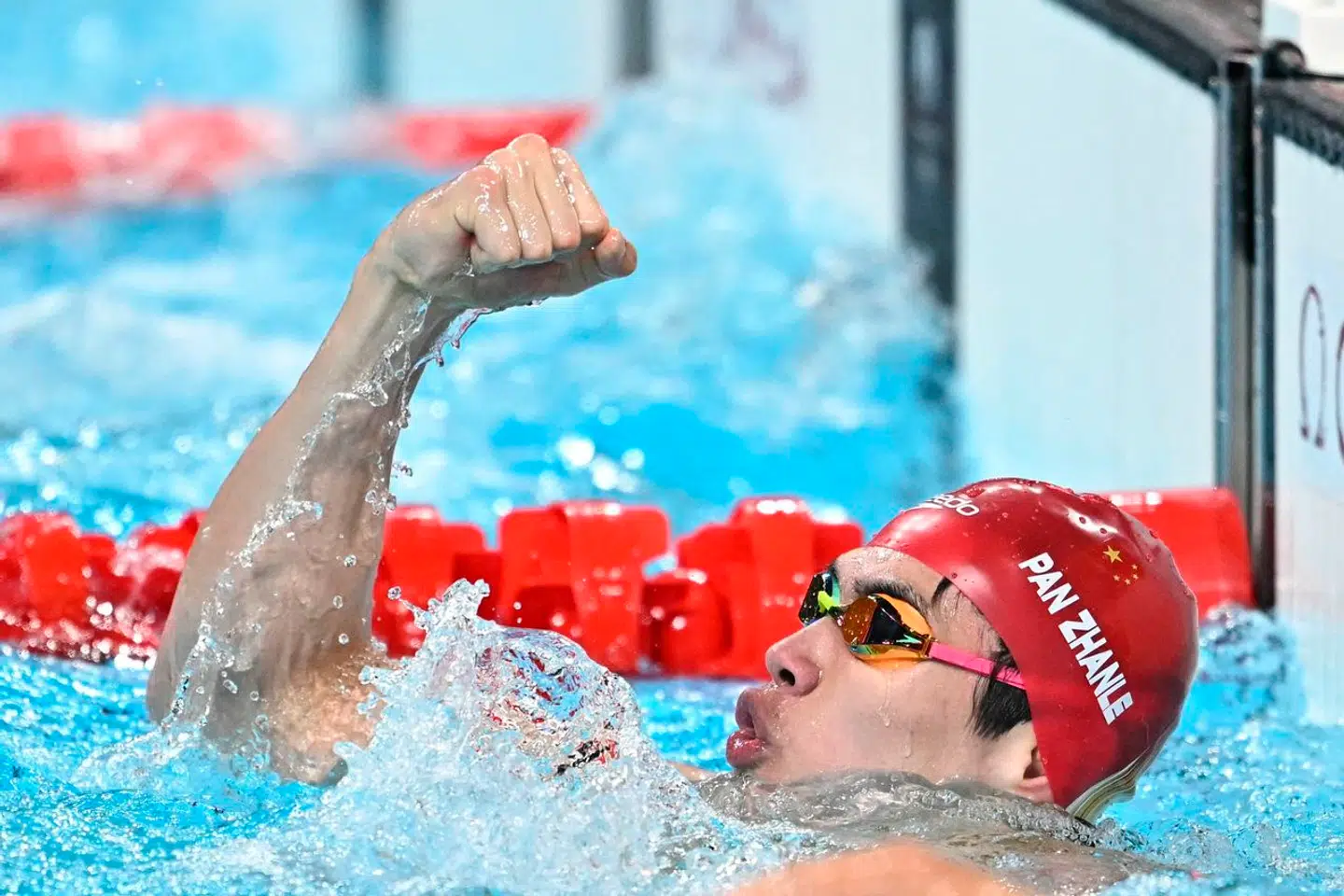 Kinas Pan Zhanle har fået sit land til at juble. Her ses han kort efter sin egen og sit holds nye verdensrekord i 4 gange 100 meter medley. Nu er spørgsmålet, om han og hans holdkammerater spiller rent spil. Sagen har udløst en bister storpolitisk strid.