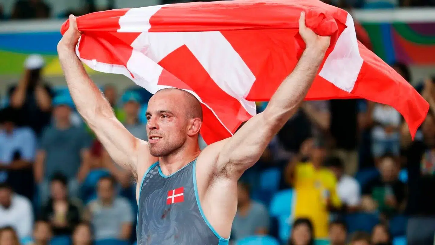 Mark O. Madsen med dannebrog til OL.