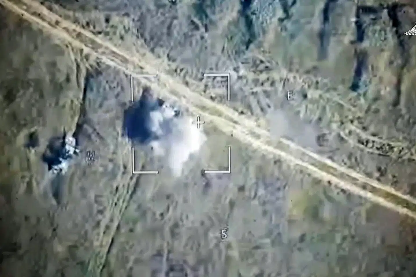 Et billede delt af det russiske forsvarsministerium viser angiveligt russisk droneangreb på ukrainsk kampvogn i Kursk-regionen tirsdag.