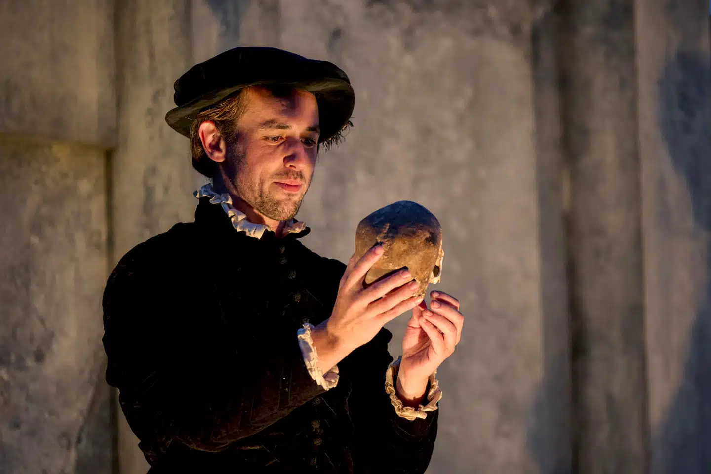 Hamlet (Hal Geller) med hofnarren Yoricks kranium: »I knew him, Horatio. A fellow of infinite jest.«