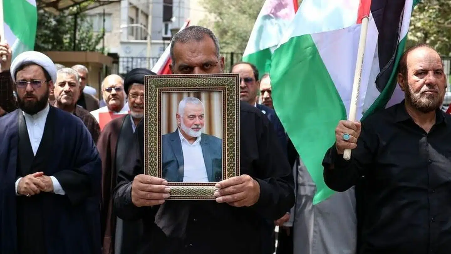 En iransk demonstration for den afdøde Ismail Haniyeh, der blev dræbt i et formodet israelsk attentat. Herhjemme sørger flere medlemmer af Det Nationale Integrationsråd angiveligt også.
