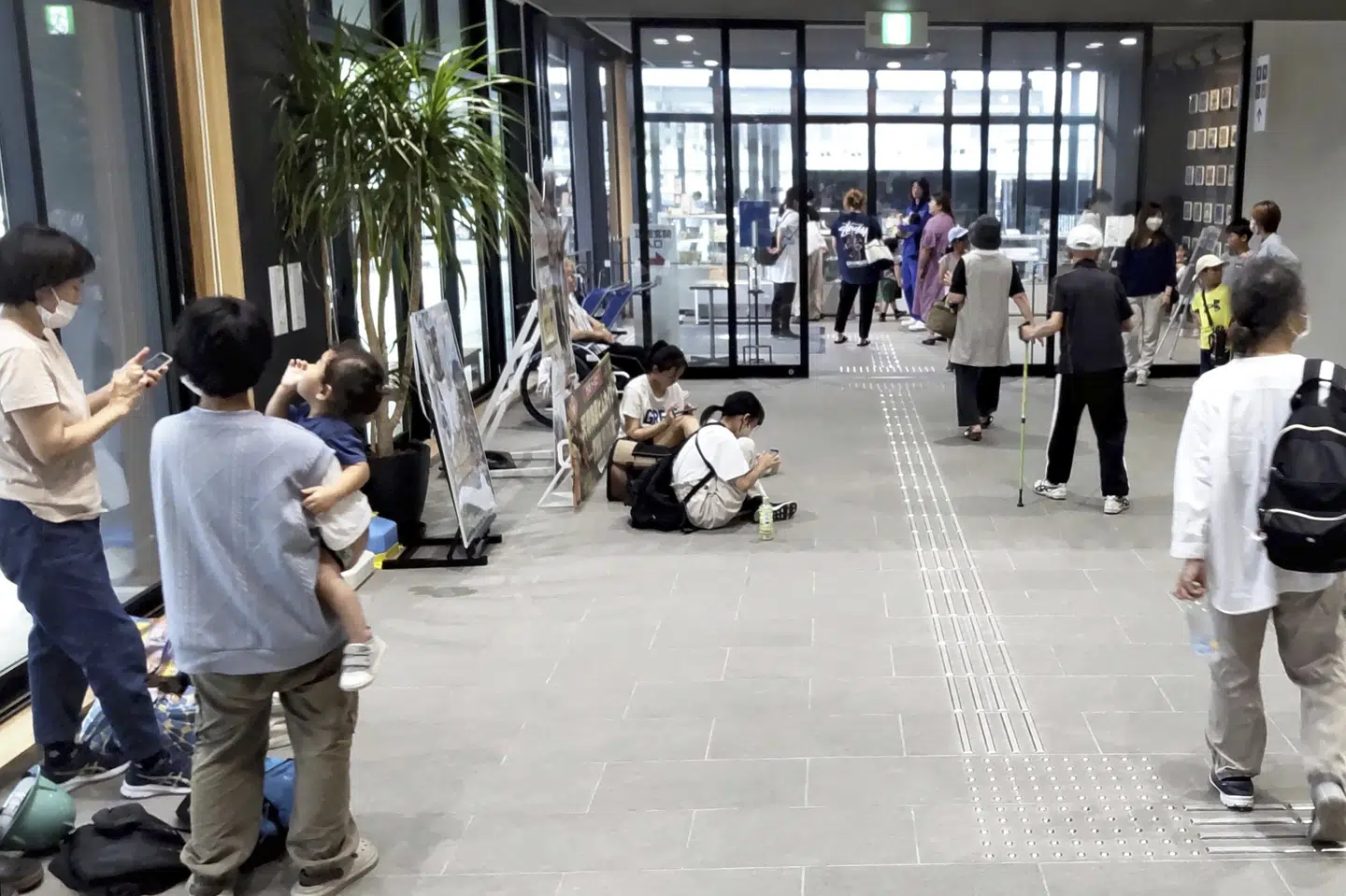 Borgere ses her under evakuering i rådhus i byen Kadokawa ved kraftigt jordskælv torsdag.