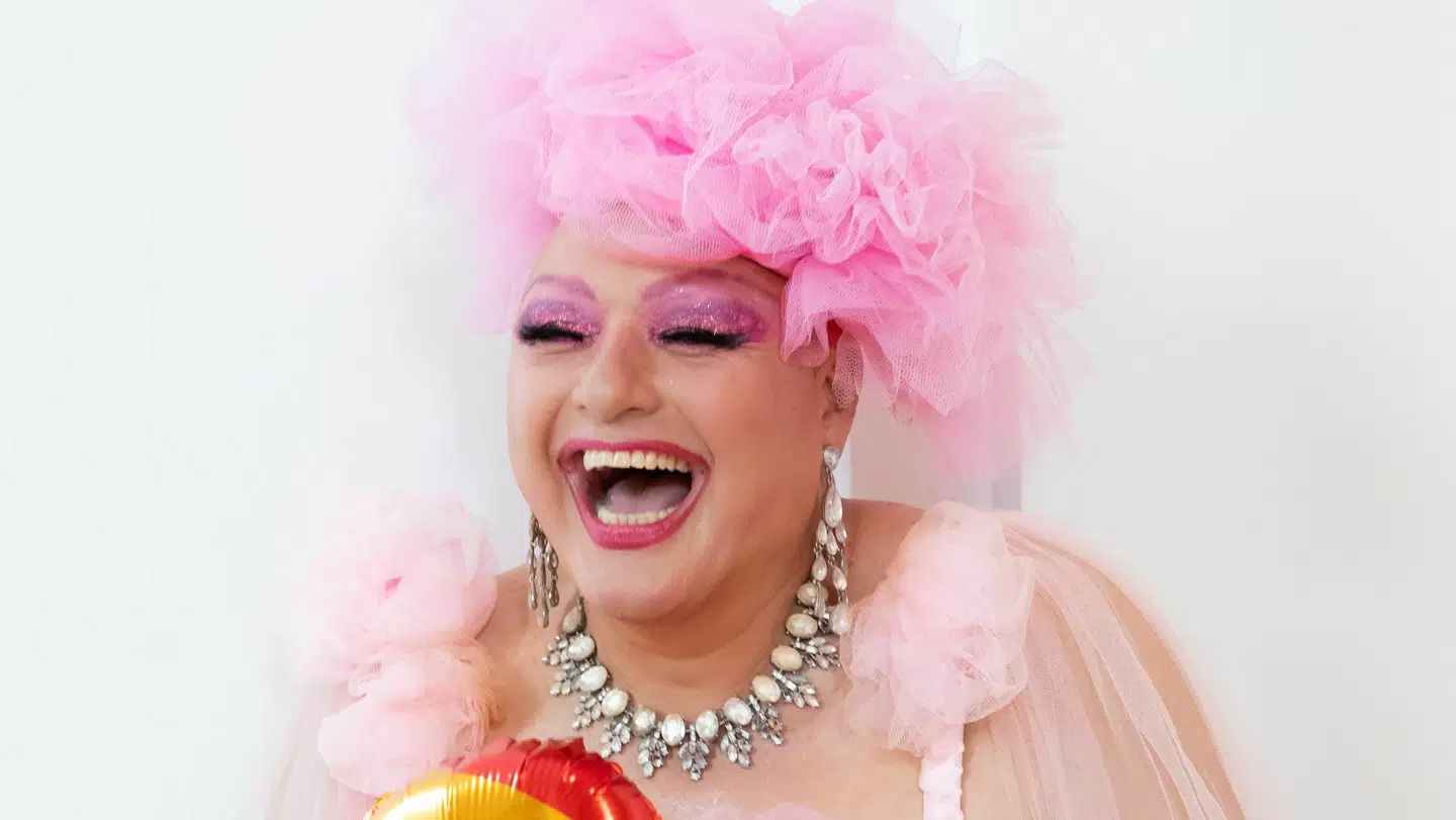 Drag queen Ramona Macho er en af arrangørerne bag børnepride i Enghave Kirke.