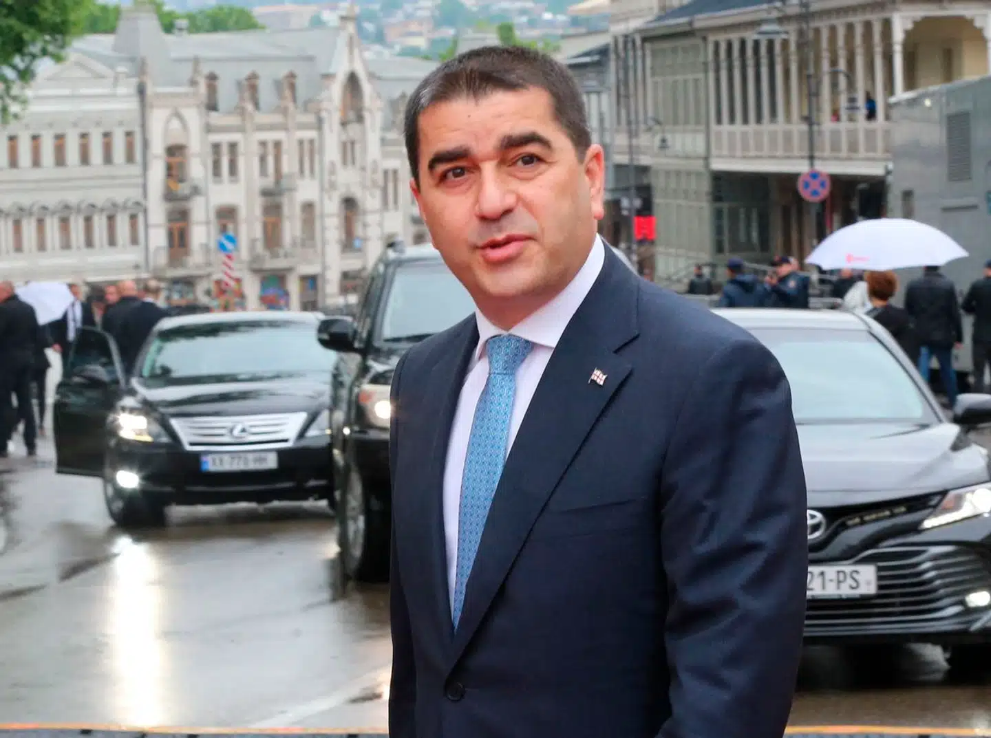 Formanden for det georgiske parlament, Sjalva Papuasjvili, beskylder Danmark for et »udenlandsk indgreb« i Georgiens valgproces og for at bidrage til en »romantisering af kriminalitet«.