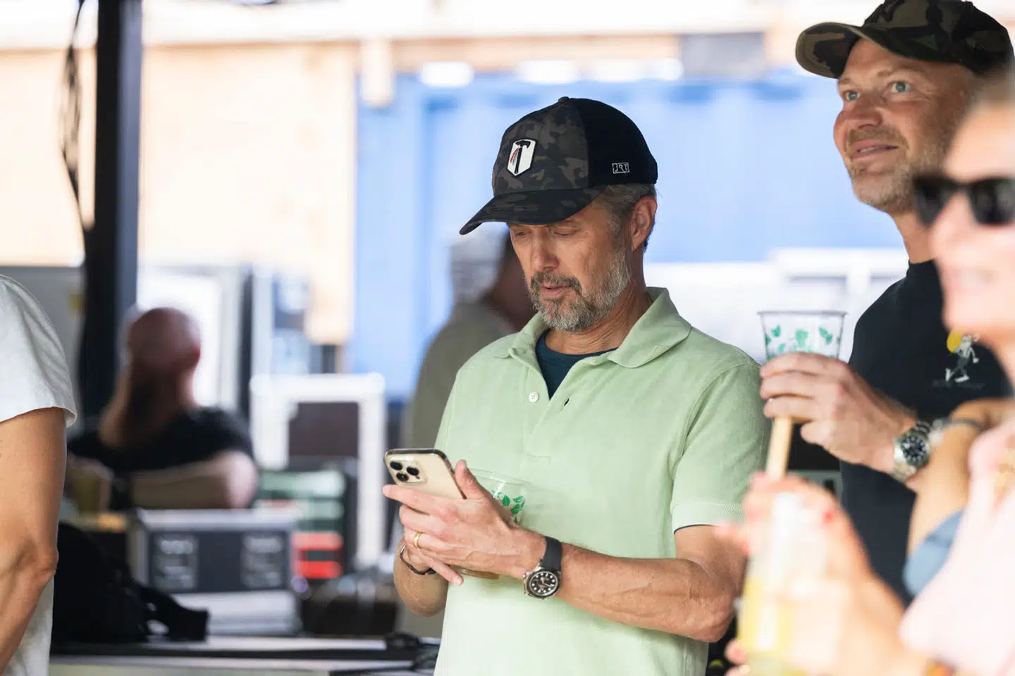Sidste år var det kronprins Christians far, daværende kronprins Frederik, der kiggede forbi Smukfest på musikprogrammets åbningsdag onsdag. Foto: Anthon Unger