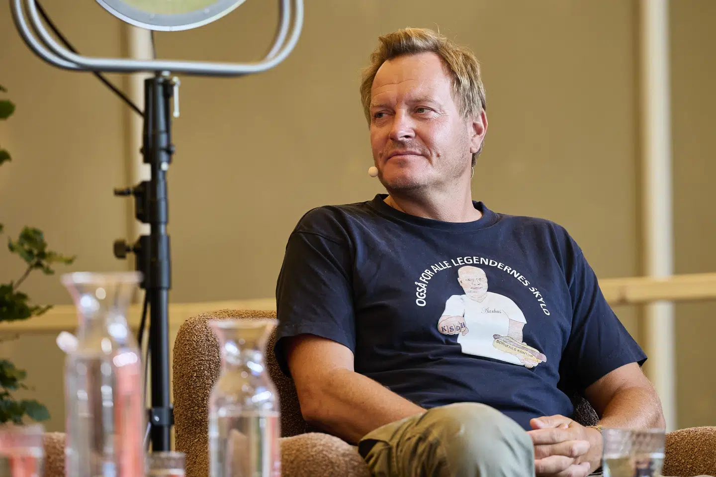 Rasmus Tantholdt, som arbejder ude i verdens brændpunkter, befinder sig i øjeblikket i hjemlige omgivelser og er blandt andet forbi årets Smukfest i Skanderborg.