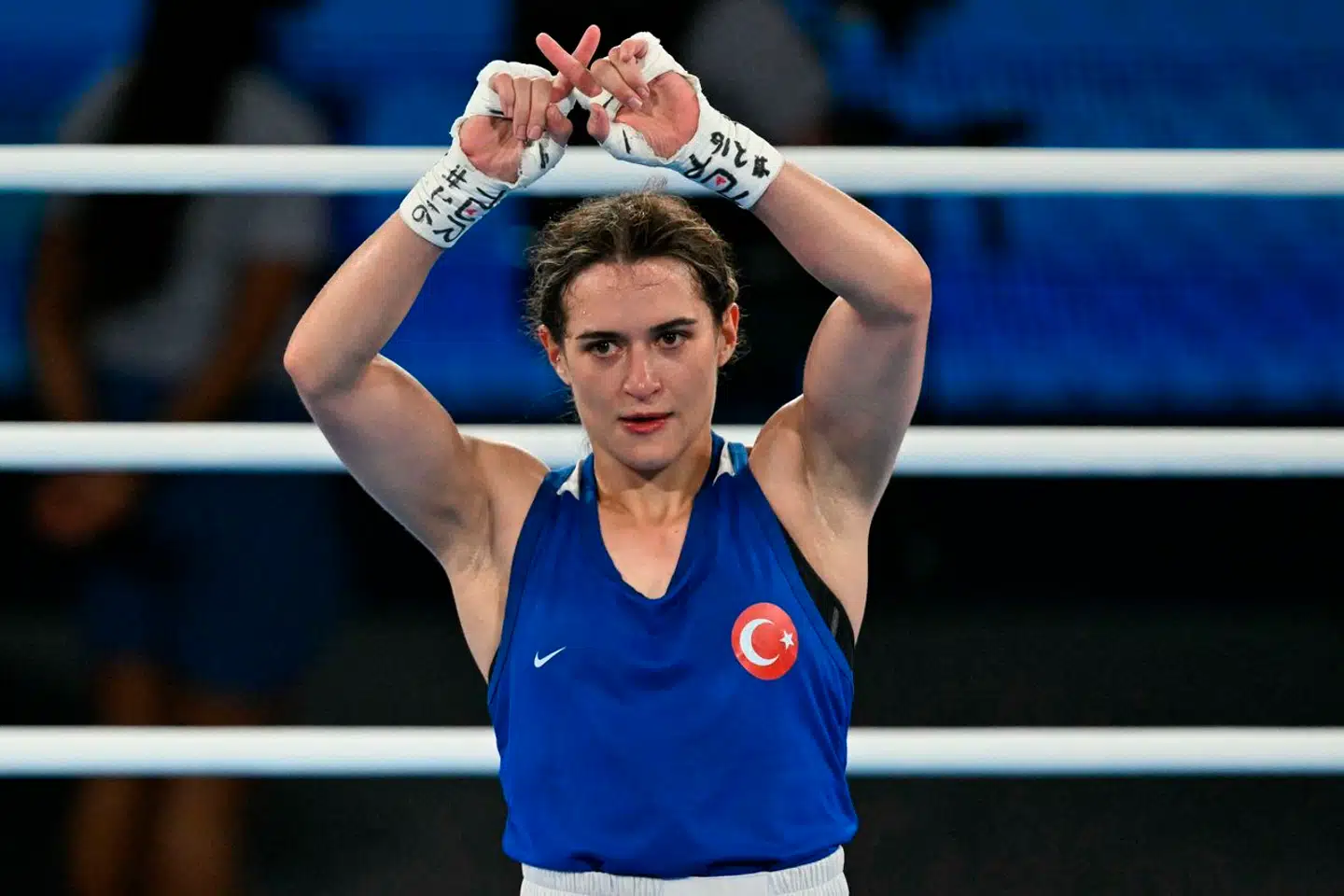 IOC har skarpe regler for, hvad atleter må sige, men kvindelige boksere, der er slået ud af de to omdiskuterede boksere, fingersignalerer med et X, at kvindesporten er for XX'er, altså kvinder, skriver Dorte Toft. Her ses tyrkiske Esra Yildiz Kahraman reagerer, efter hun er blev slået ud af taiwanske Lin Yu-ting.