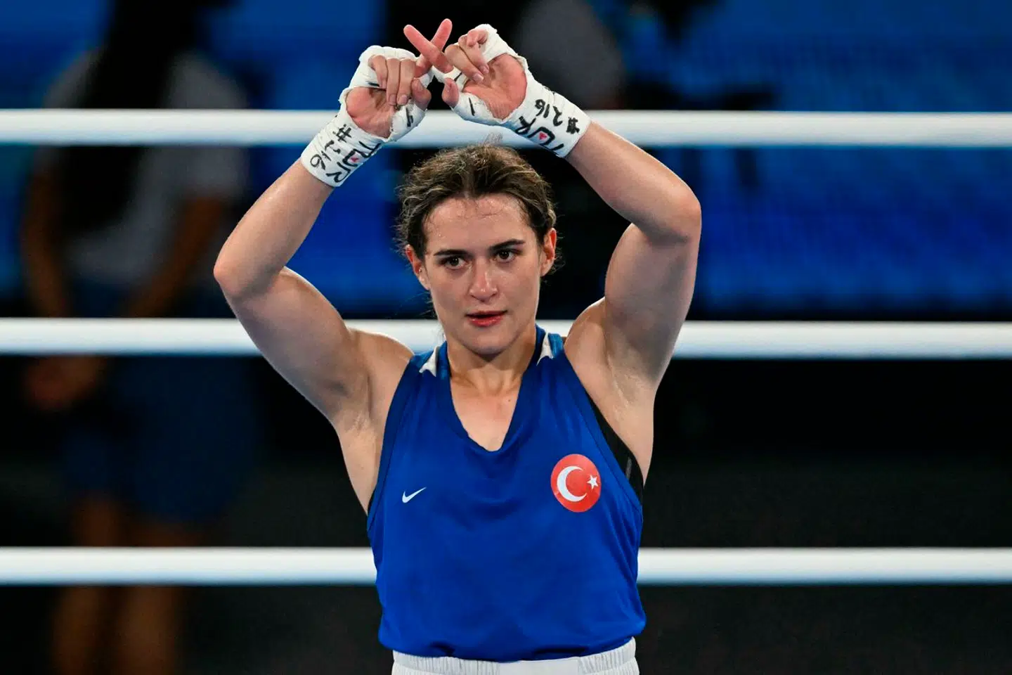 IOC har skarpe regler for, hvad atleter må sige, men kvindelige boksere, der er slået ud af de to omdiskuterede boksere, fingersignalerer med et X, at kvindesporten er for XX'er, altså kvinder, skriver Dorte Toft. Her ses tyrkiske Esra Yildiz Kahraman reagerer, efter hun er blev slået ud af taiwanske Lin Yu-ting.