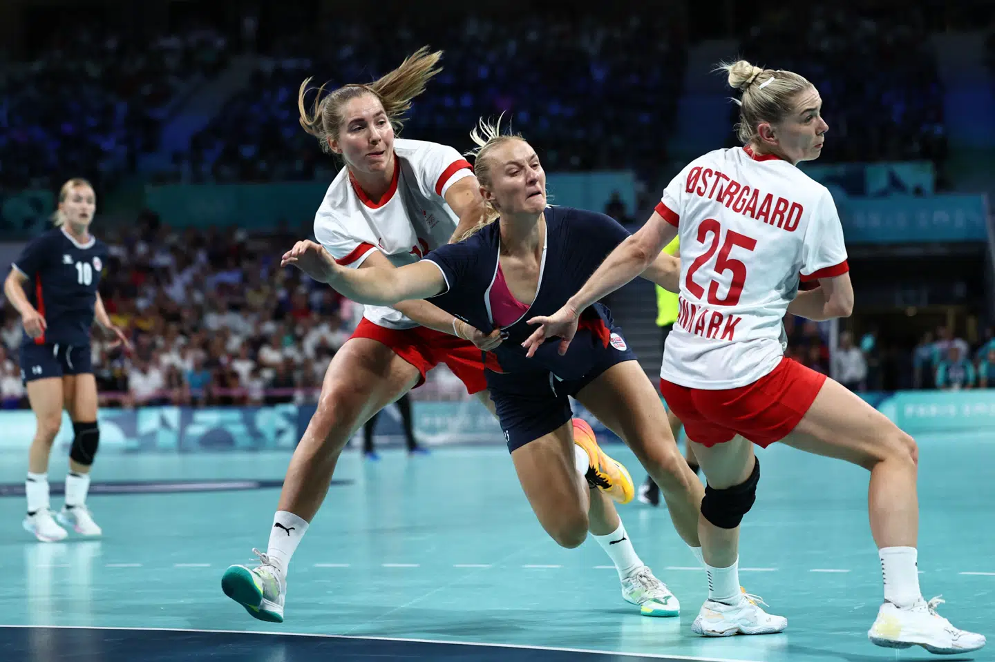 De danske håndboldkvinder forsøgte at stoppe Norge, men uden held i OL-semifinalen.