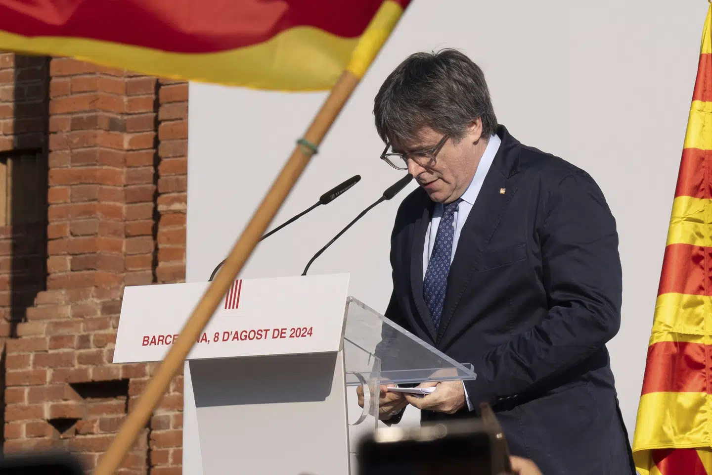 Carles Puigdemont indtog torsdag til stor overraskelse scenen ved en demonstration for selvstændighed til den spanske region Catalonien.
