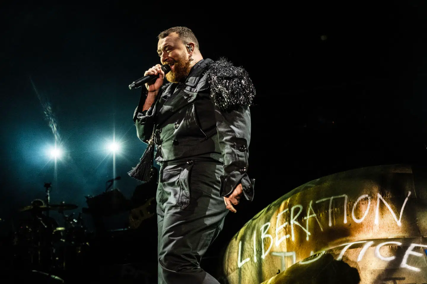 »This show is about freedom,« lød det fra Sam Smith, da verdensstjernen torsdag aften indtog Bøgescenen, hvorefter den 32-årige englænder leverede et frihedsshow uden for kategori.