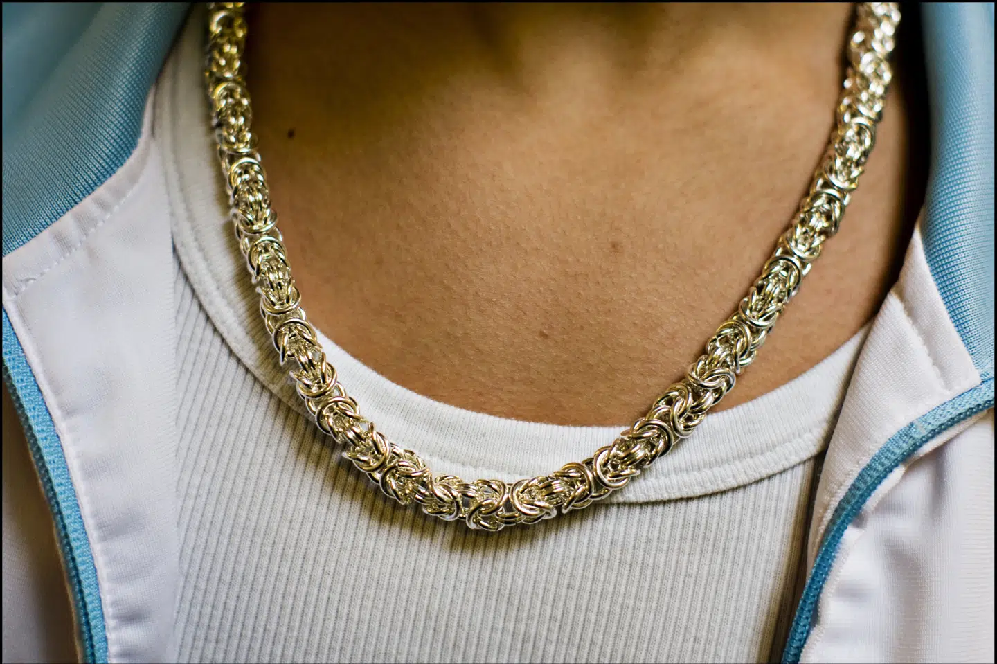 Personer med en synlig halskæde skal tage sig i agt for tricktyve, som bruger særlig teknik. (Arkivfoto).