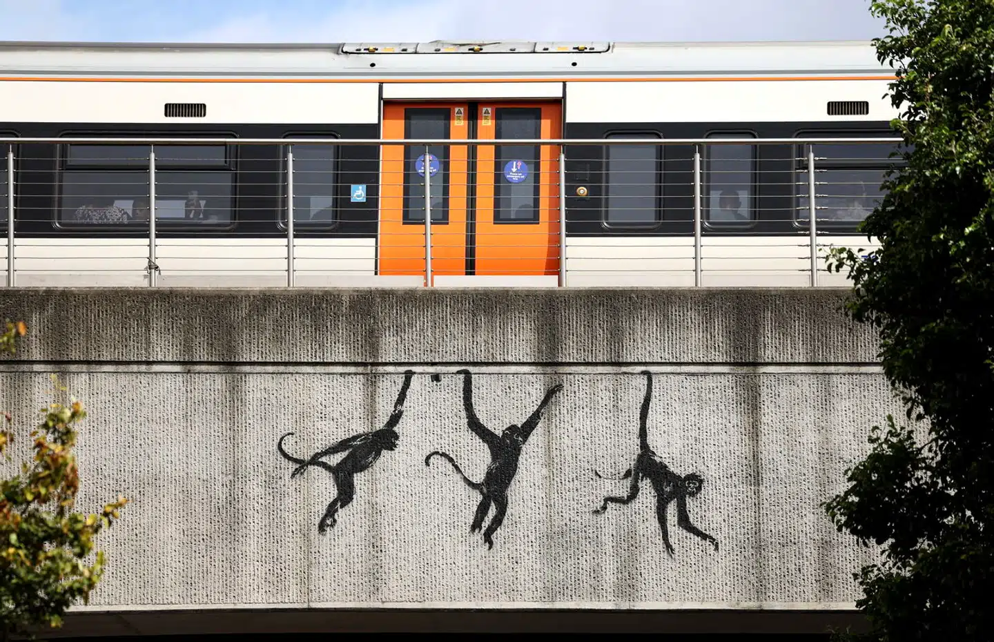 Her er Banksys aber, der svinger sig hen over en jernbanebro i Shoreditch.