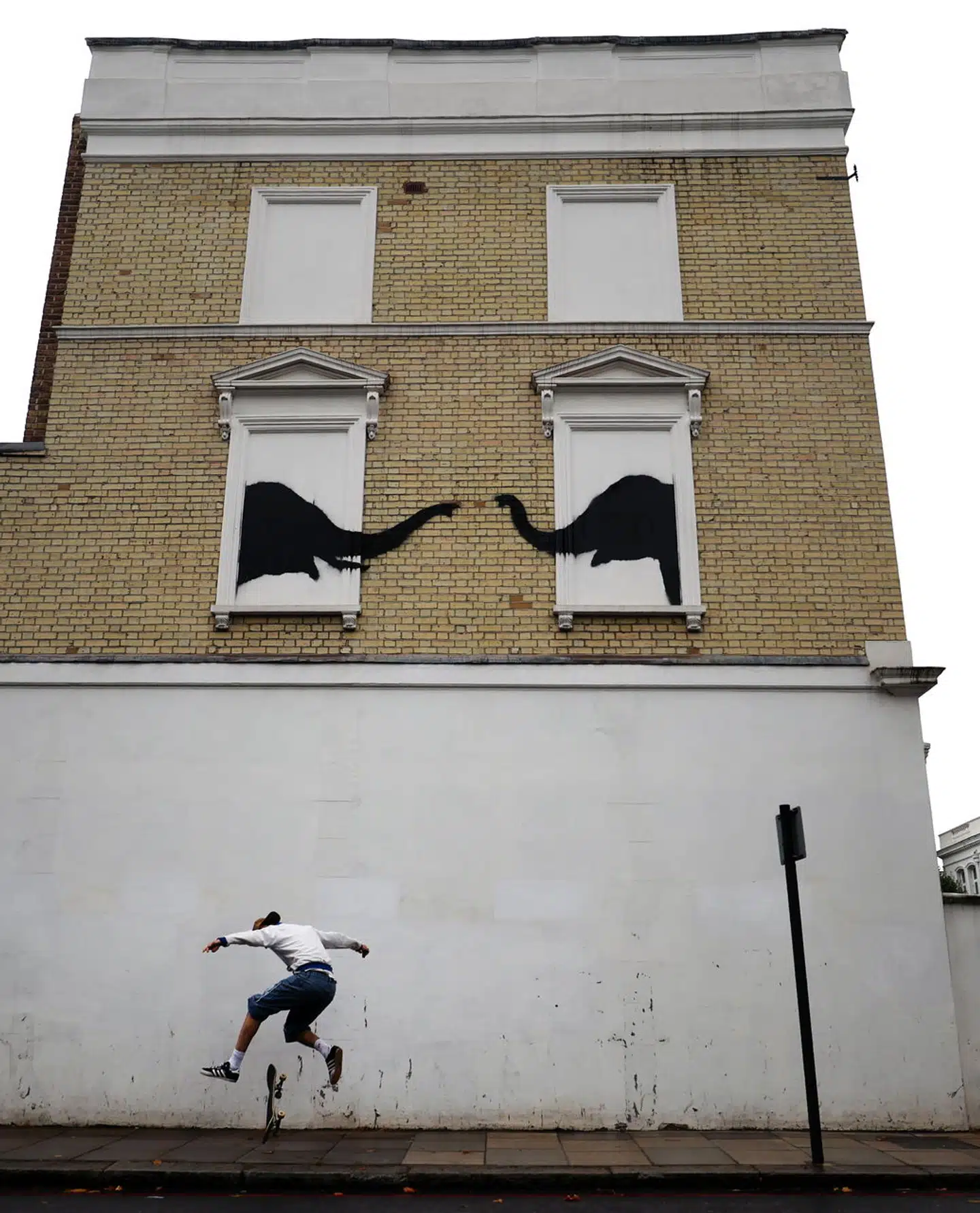 Her er et af de nye værker, malet i Chelsea i London.