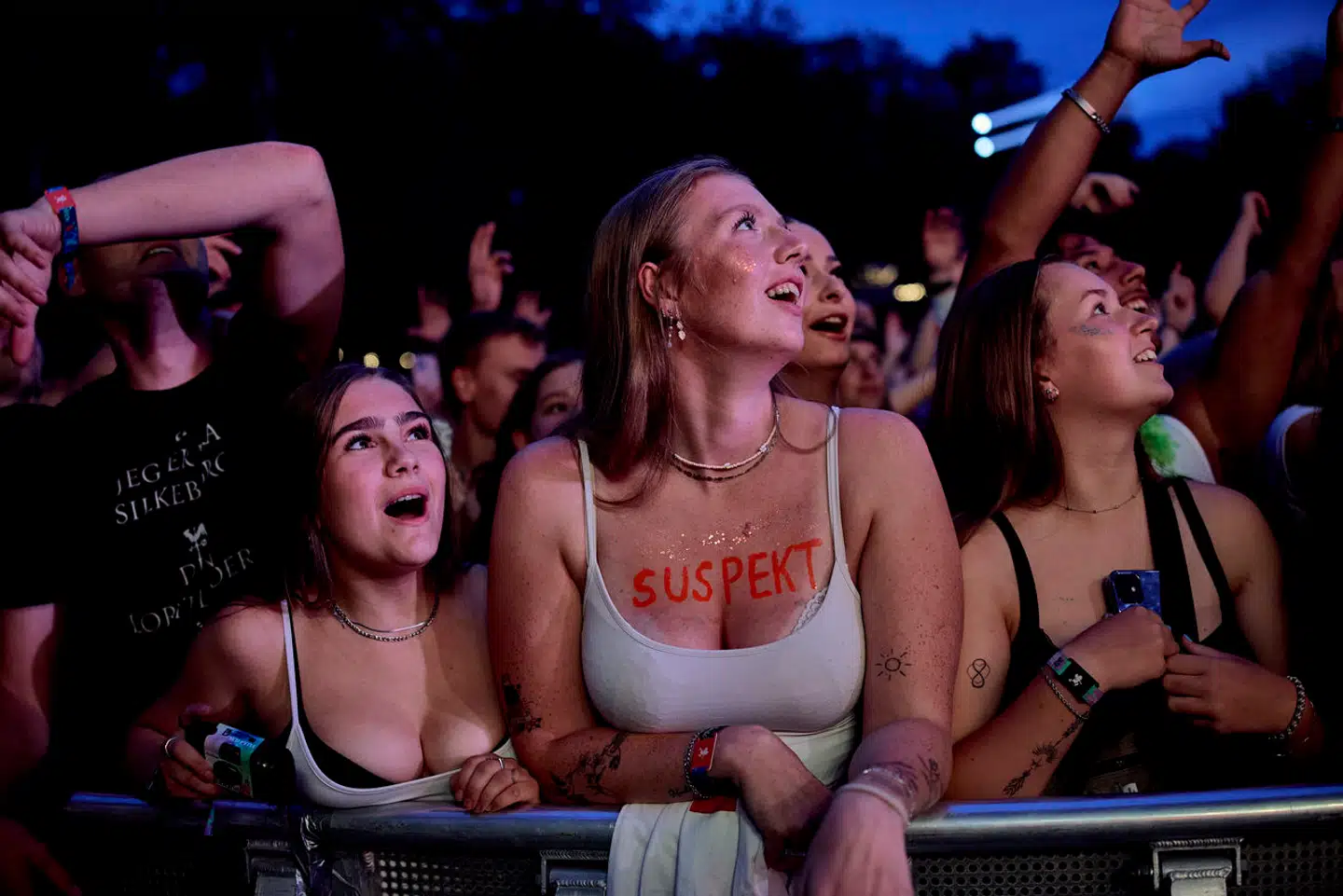 19-årige Amalie Lykke Brandstrup og Nicoline Damkjær elsker energien til Suspekts koncerter. Og her er det okay, at kvinder refereres til som kællinger.