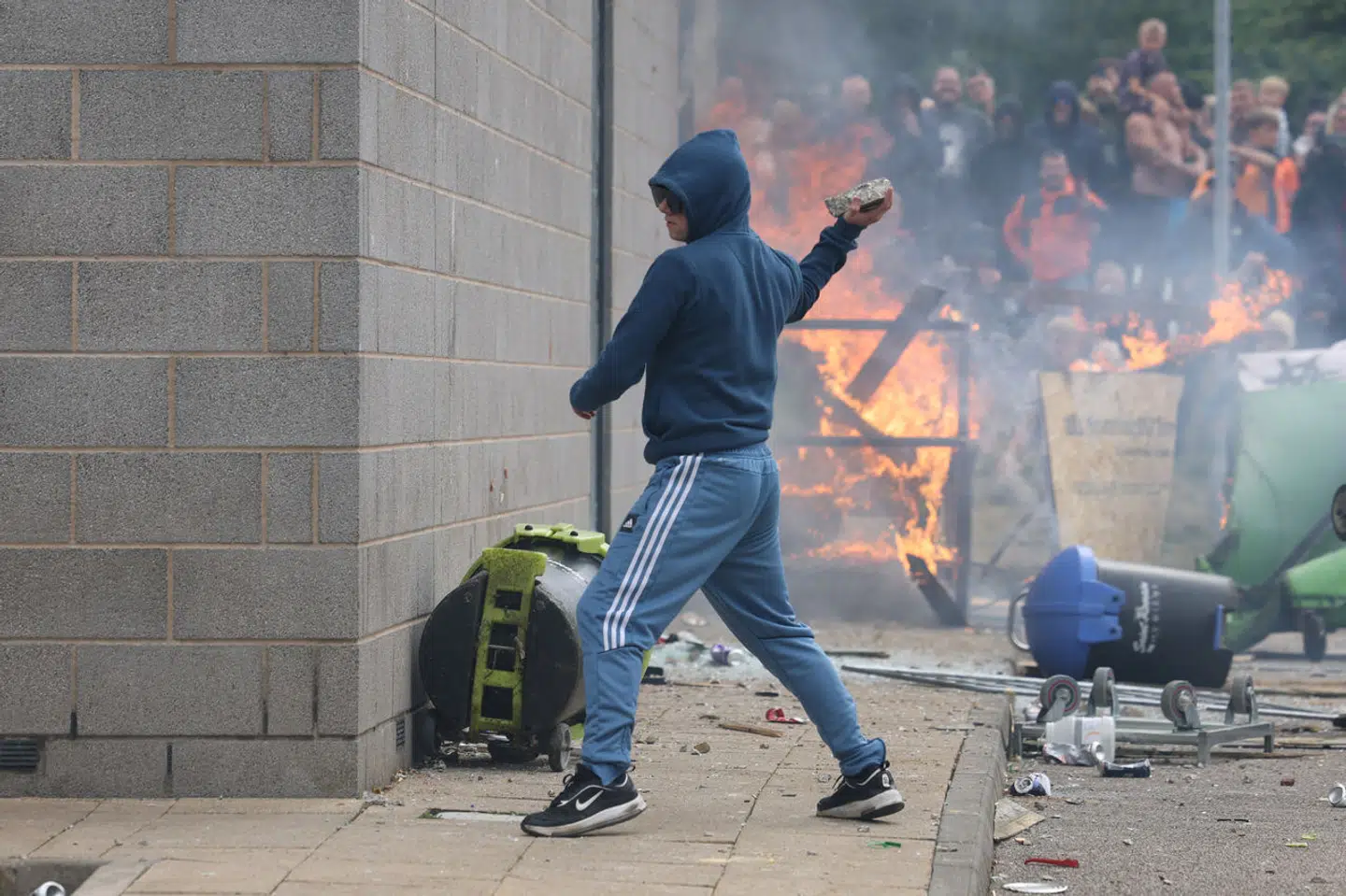 En demonstrant kaster en mursten mod politibetjente under en anti-immigrationsprotest i Rotherham, Storbritannien, 4. august.