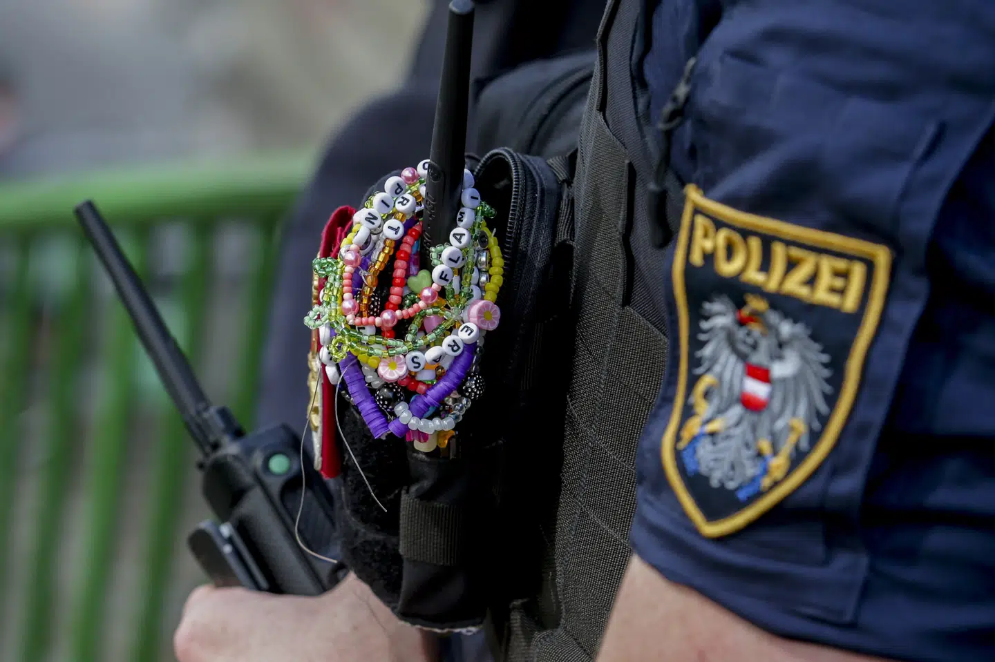 En østrigsk politibetjent bærer flere såkaldte venskabsarmbånd, som er kendetegnende for Taylor Swifts fans, i Wien torsdag. Tre koncerter i byen med popstjernen blev aflyst tidligere på ugen, efter at østrigske myndigheder bekræftede, at der var planlagt et angreb.