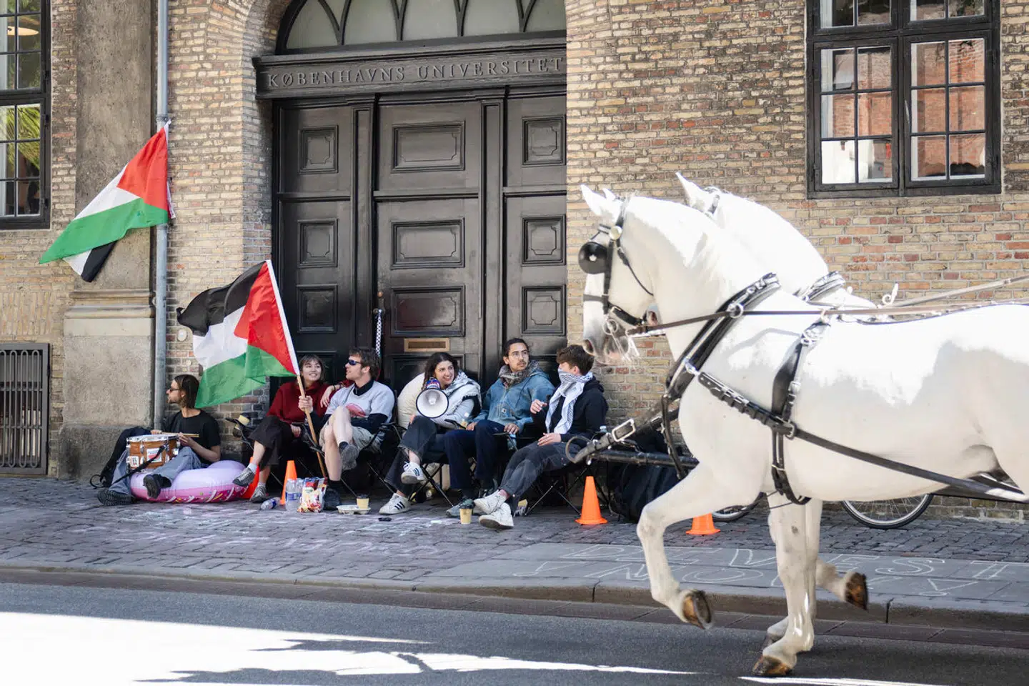 Studerende mod Besættelsen har overset en del aspekter af konflikten mellem Israel og Hamas, når de ønsker en akademisk boykot, skriver Kirsten-Marie Roed. Her blokerer demonstranter indgangen ved Nørregade til Københavns Universitet 17. maj 2024.