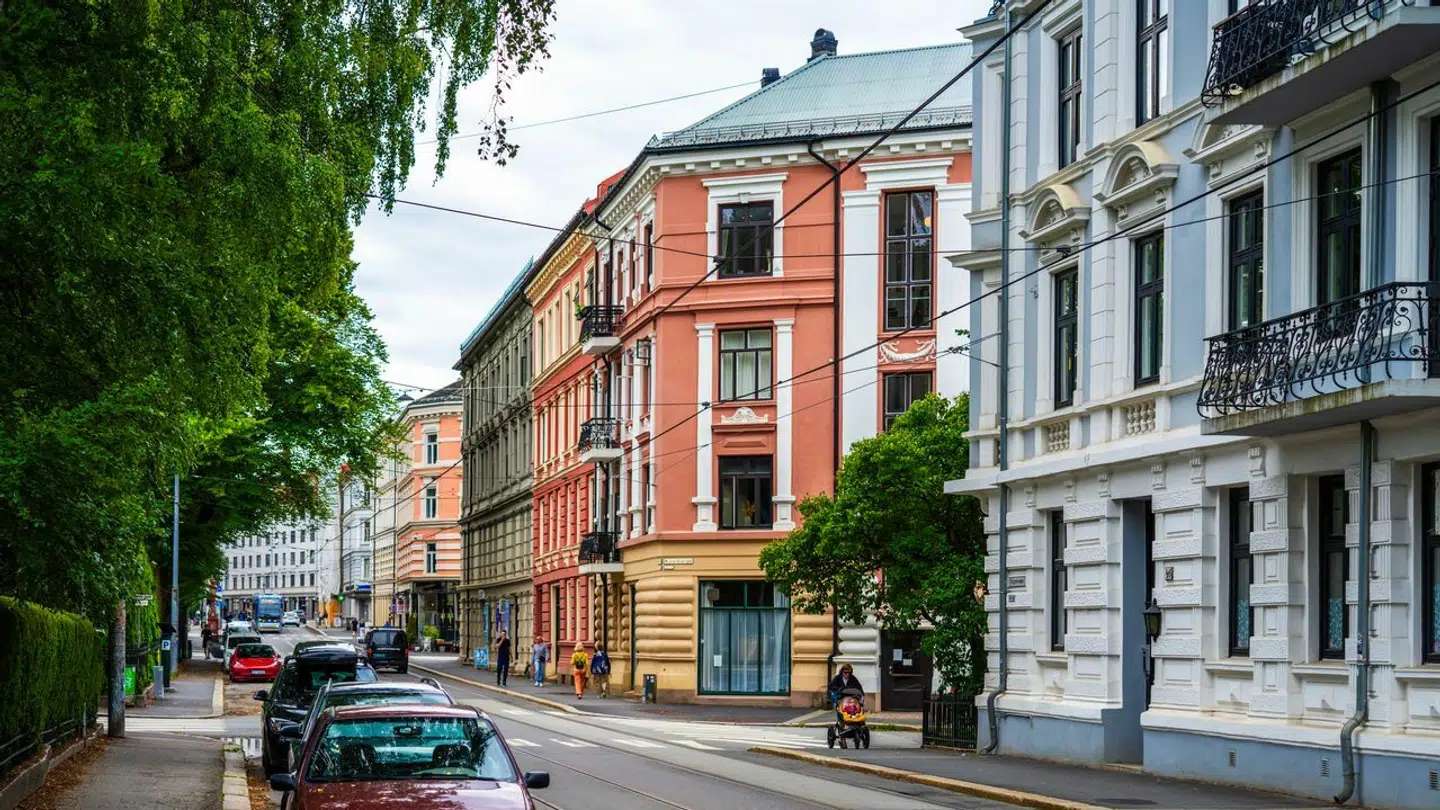 Det er i den rødmalede ejendom, at voldepisoden skulle have fundet sted.