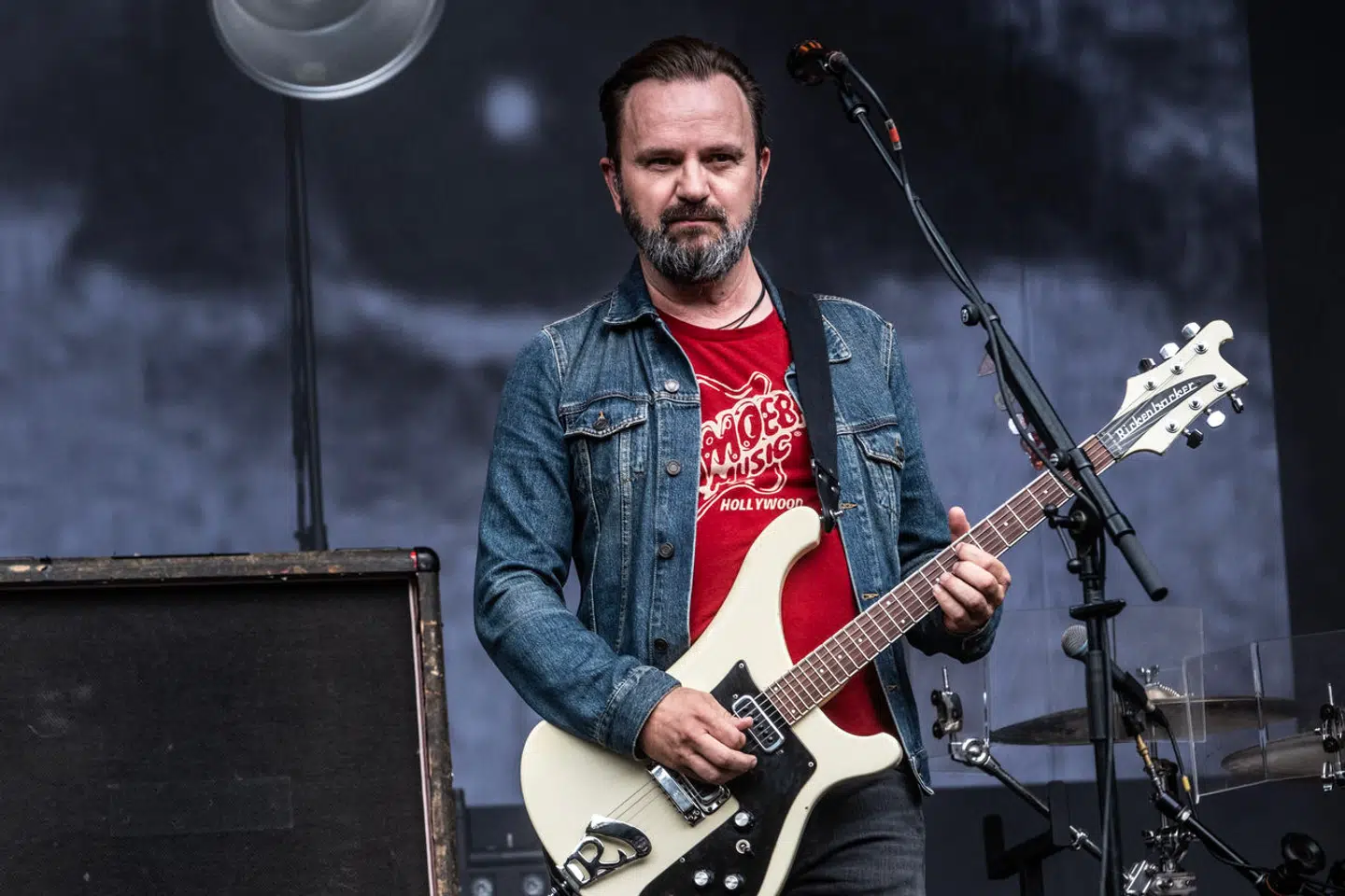 Fredag eftermiddag åbnede Tim Christensen Bøgescenerne på Smukfest og selvom koncerten var en sejllads i bølgegang, så kom gallionsfiguren i dansk rock sikkert i land.