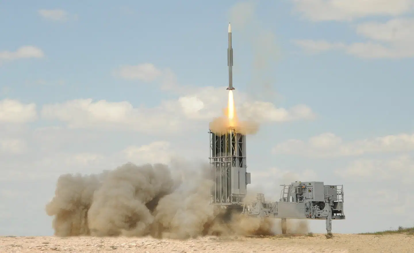 Barak MX er en af, hvad der ser ud til at blive kun to finalister i kampen om at levere langtrækkende luftforsvar til Danmark – og det kan sætte sindene i kog langt ud over forsvarskredse, vurderer lobbyist.