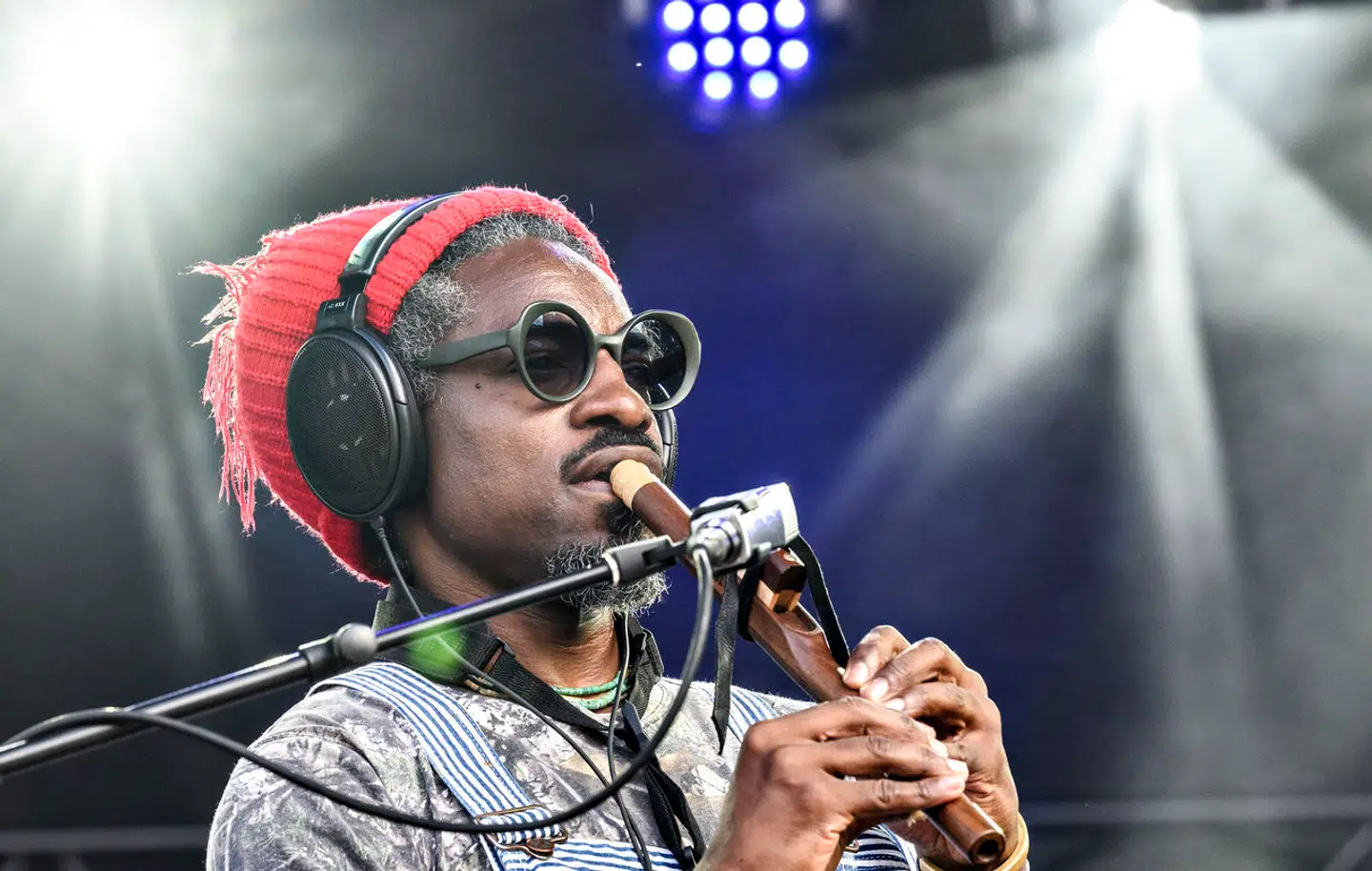 Amerikanske André 3000 har vekslet sin rapstjerne-valuta til en enorm samling af fløjter og tålmodighed. Fredag eftermiddag slog han gækken løs under musikfestivalen Syd For Solen i Valbyparken.
