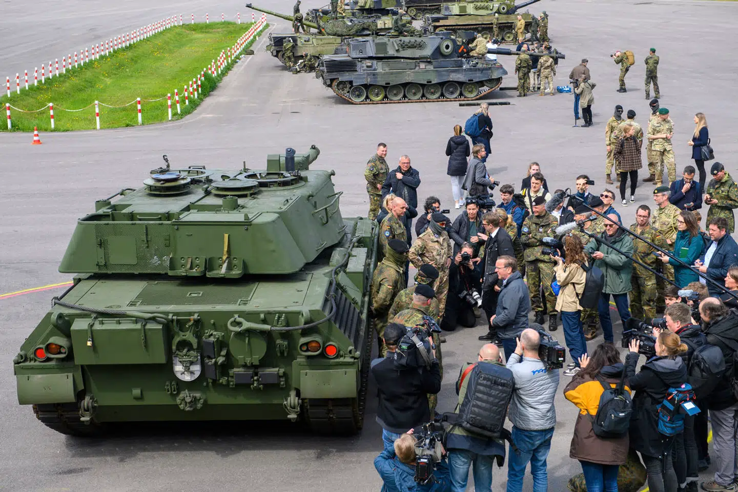 Danmark har blandt andet doneret Leopard 1- og 2-kampvogne til Ukraine. Dette billede er taget, da forsvarsminister Troels Lund Poulsen (V) i maj 2023 besøgte en militærbase i Tyskland, hvor ukrainere er blevet trænet i at bruge kampvognene.
