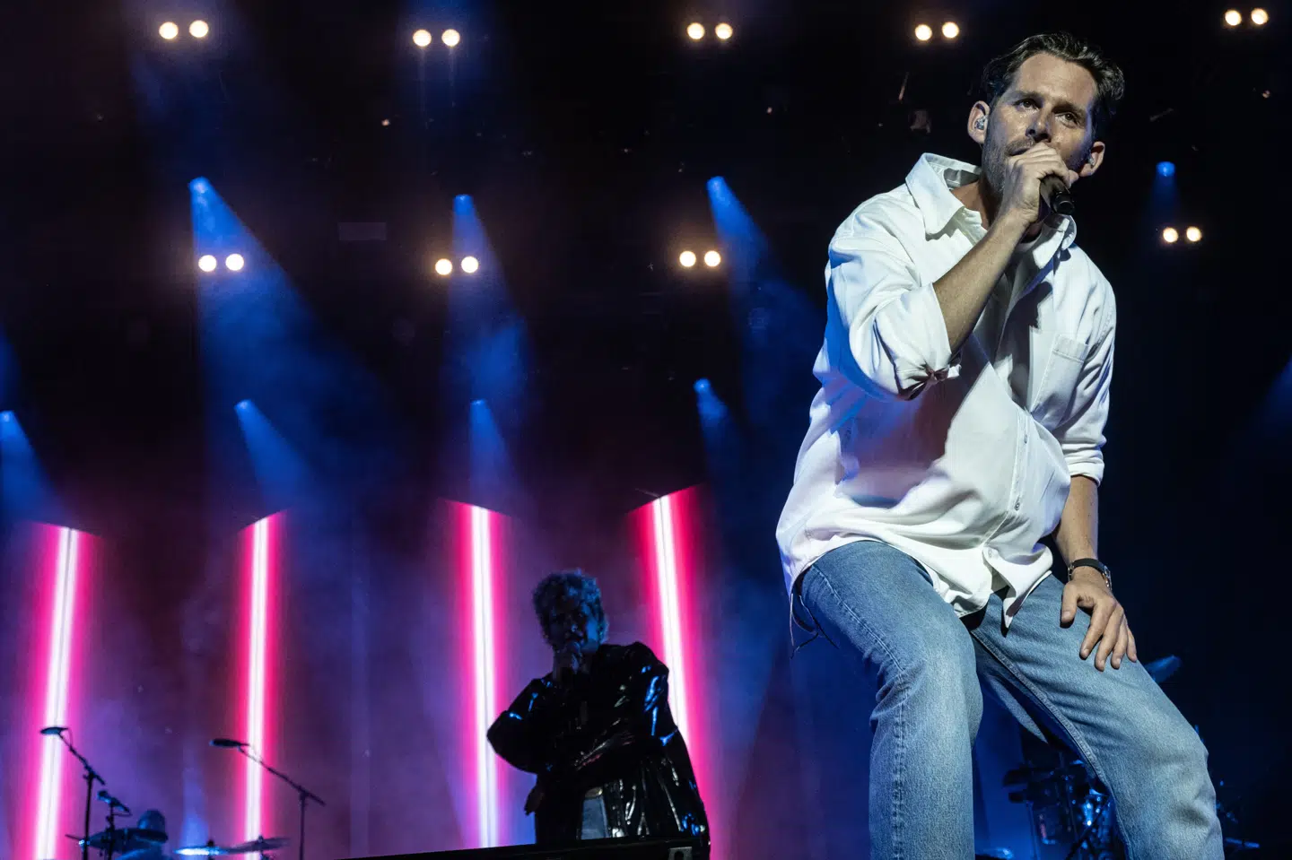 På Smukfest havde Seebach naturligvis sine utallige hits med til at forkæle de tusindvis af fremmødte med.
Men de blev serveret for publikum med stor kvalitet fra hans store band, skriver Ekstra Bladets anmelder.