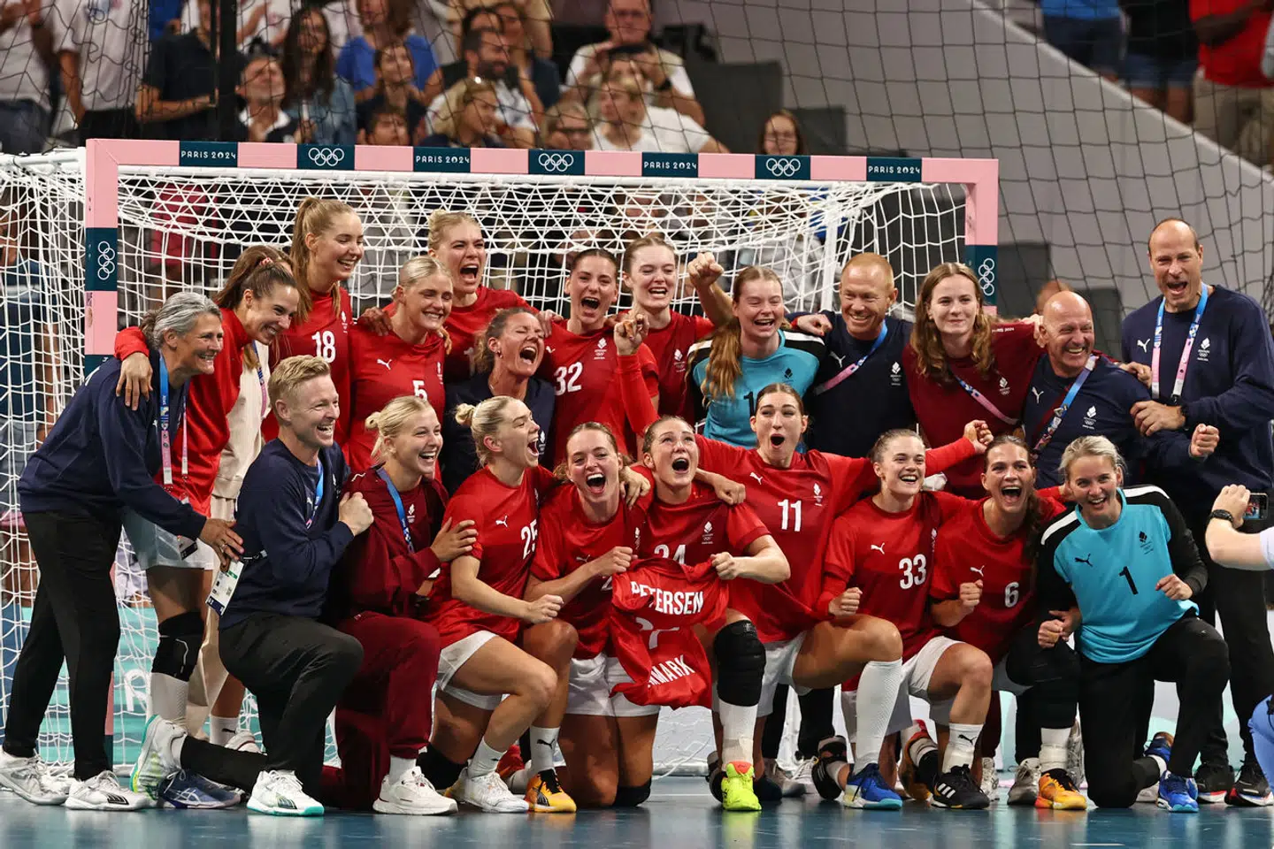 Paris 2024 Olympics - Handball - Women's Bronze Medal Match - Denmark vs Sweden - Lille, Pierre Mauroy Stadium, Villeneuve-d'Ascq, France - August 10, 2024. Team Denmark pose for a celebratory photo after winning the match REUTERS/Eloisa Lopez