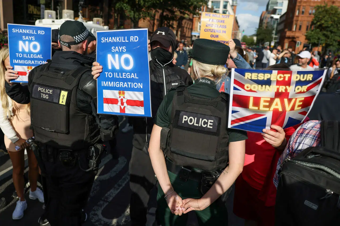 De første domme er faldet mod folk, der har opfordret til optøjer i Storbritannien på sociale medier. På billedet ses en protest mod immigration i Belfast, Nordirland.