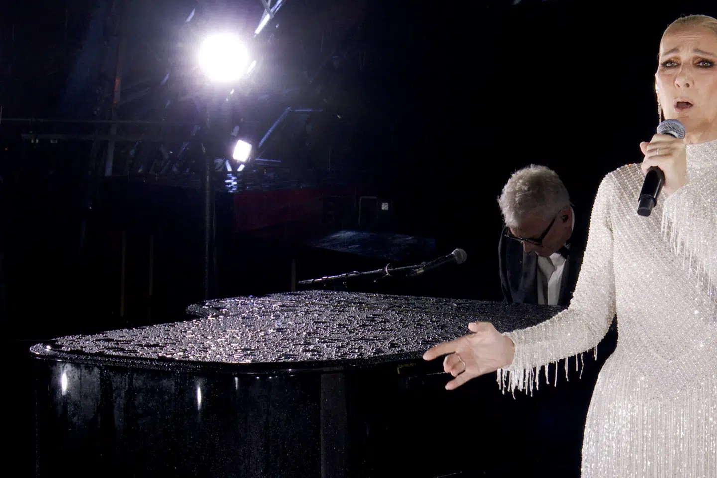 Den verdensberømte sanger Celine Dion gjorde comeback ved åbningsceremonien i Paris i slutningen af juli, hvor hun optrådte foran Eiffeltårnet. Det var første gang, hvor hun stod i rampelyset, siden hun i 2022 blev diagnosticeret med den autoimmune sygdom stiff person syndrom. (Arkivfoto).