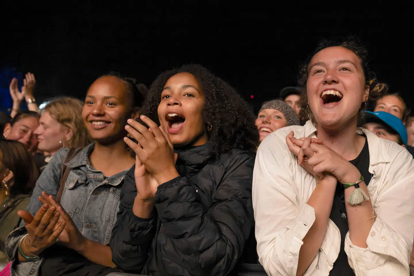På grund af restriktioner og krav fra Jack White er der ingen billeder fra hans koncert på Syd for Solen lørdag aften. Her er det publikum til britiske Jorja Smith, der spillede på samme festival fredag aften.