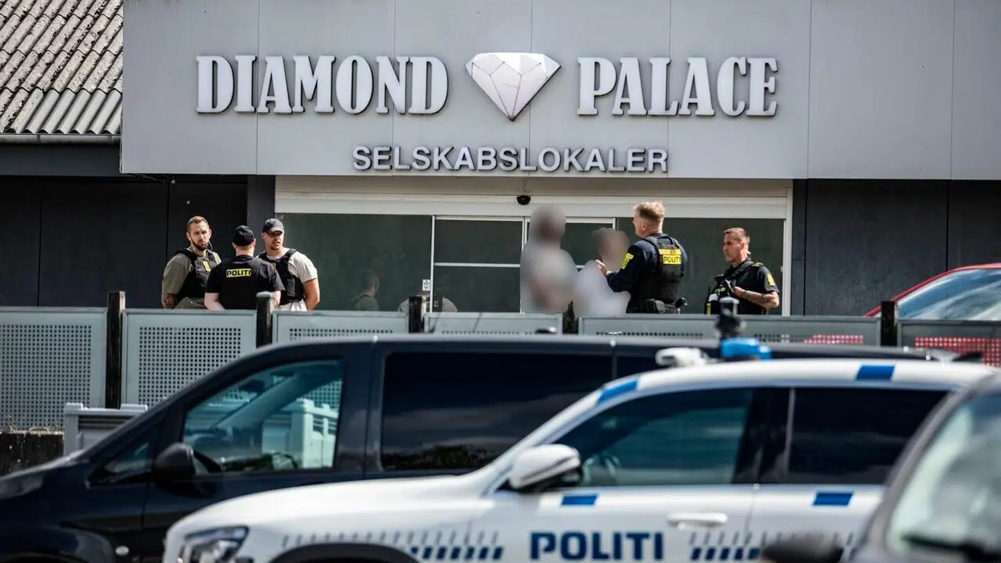 Politiet er til stede i området omkring Kobbelvænget og Frederikssundsvej med flere patruljer og helikopter søndag den 11. august 2024.