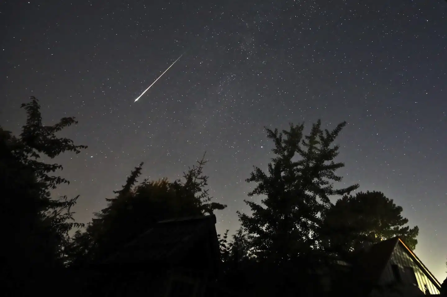 Jorden passerer hver sommer meteorsværmen Perseiderne, der hvert år topper omkring den 12. august. Billedet her er fra Schleswig-Holstein i Tyskland, hvor meteorsværmen sidste år kunne ses den 13. august. (Arkivfoto).