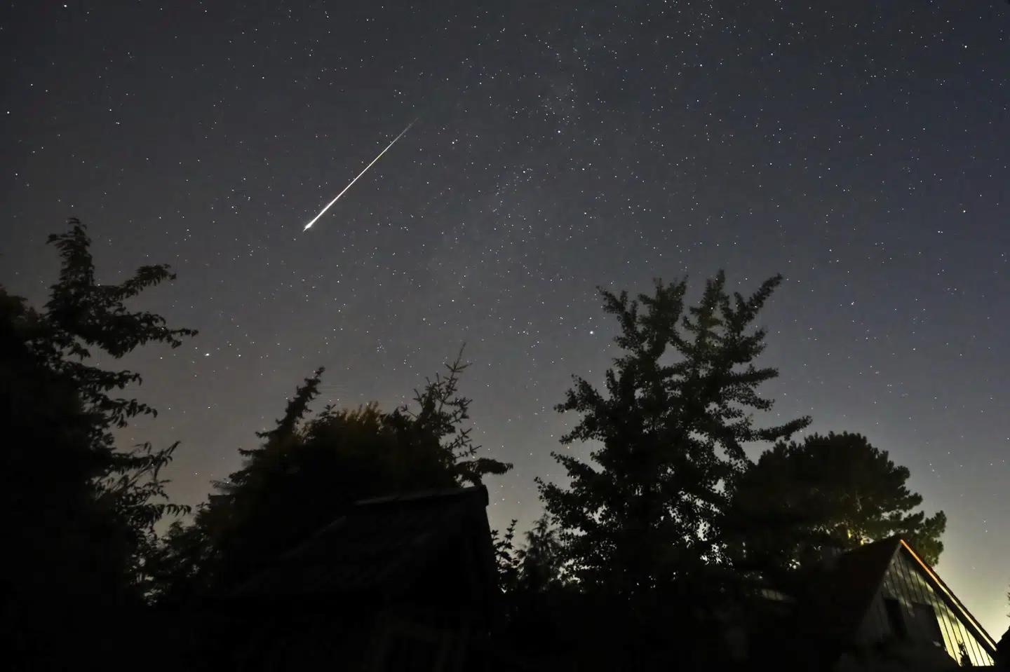 Jorden passerer hver sommer meteorsværmen Perseiderne, der hvert år topper omkring den 12. august. Billedet her er fra Schleswig-Holstein i Tyskland, hvor meteorsværmen sidste år kunne ses den 13. august. (Arkivfoto).
