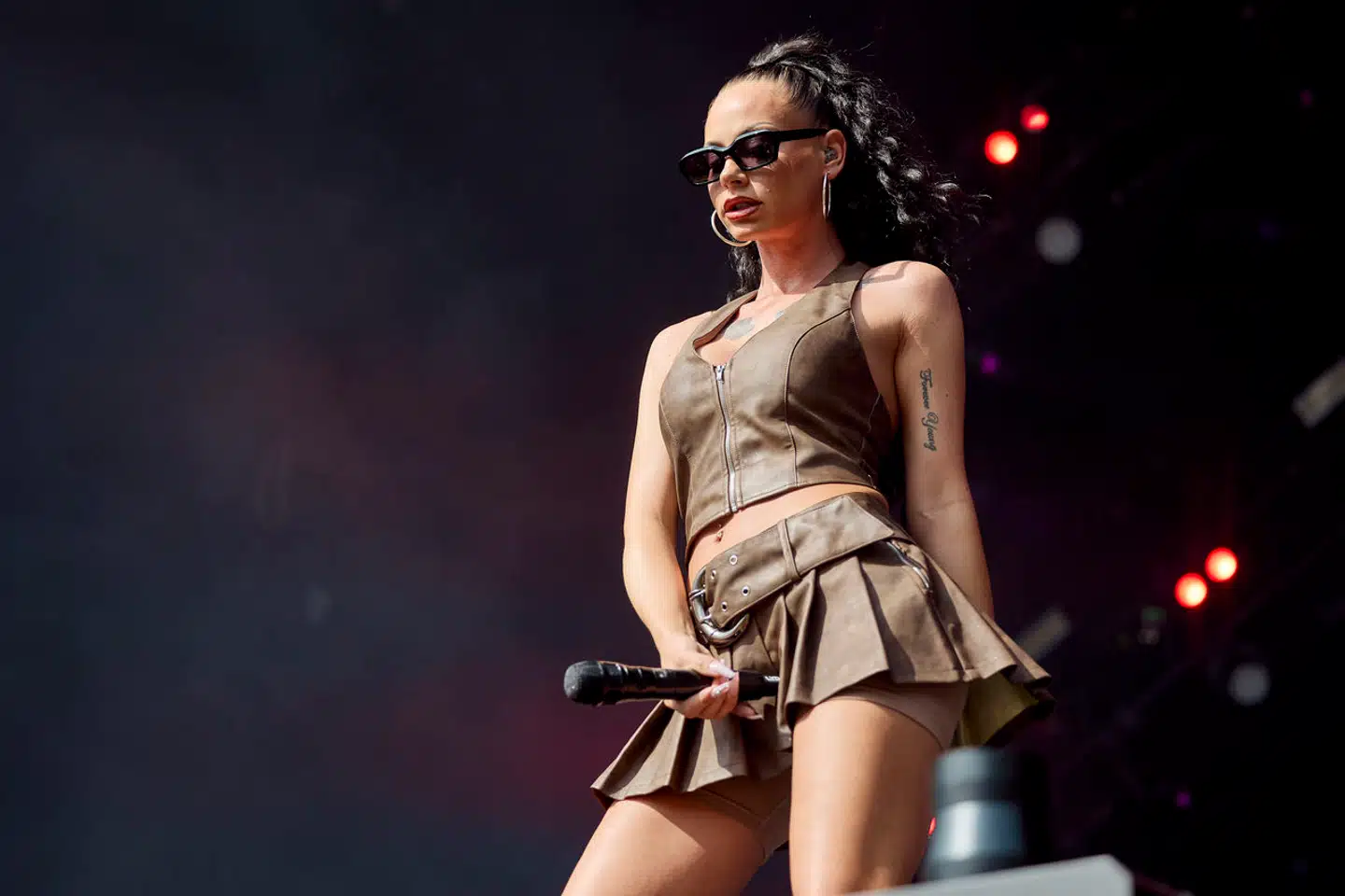 Tessa holdt sig som sædvanlig ikke tilbage, da dansk raps selvproklamerede bad bitch gav koncert på Smukfest søndag eftermiddag.